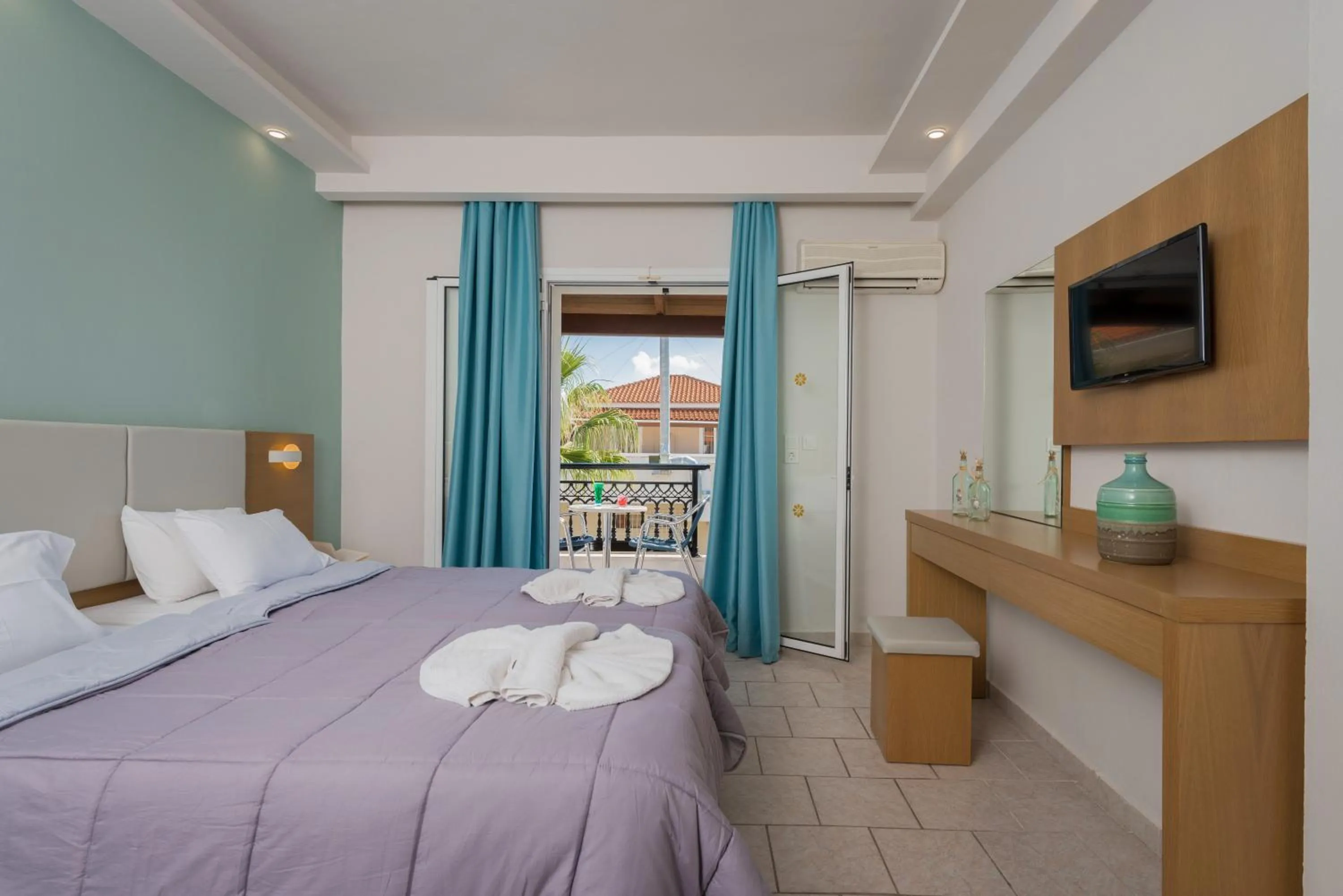 Bed in Dennys Inn Hotel