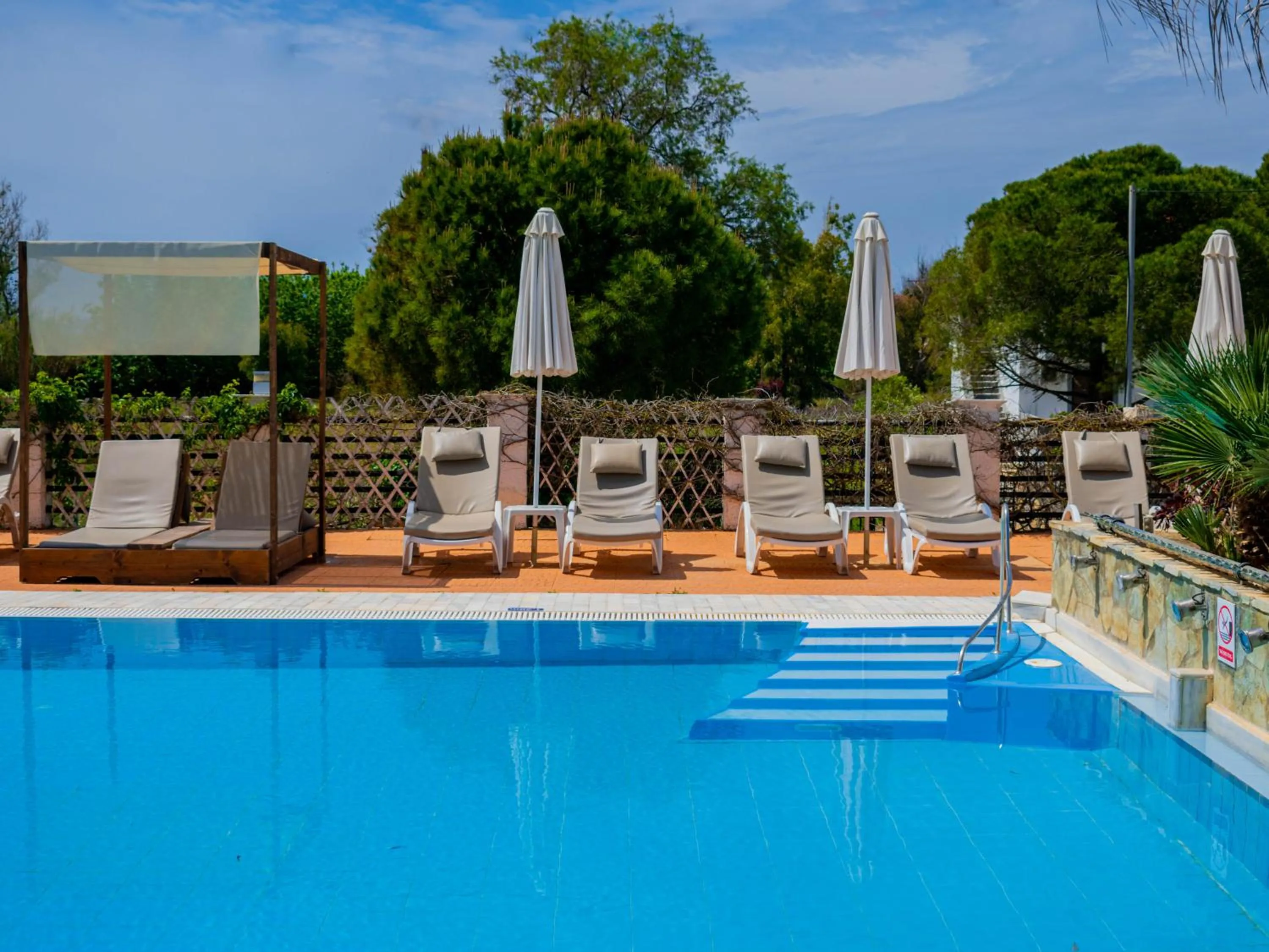 Swimming pool in Dennys Inn Hotel