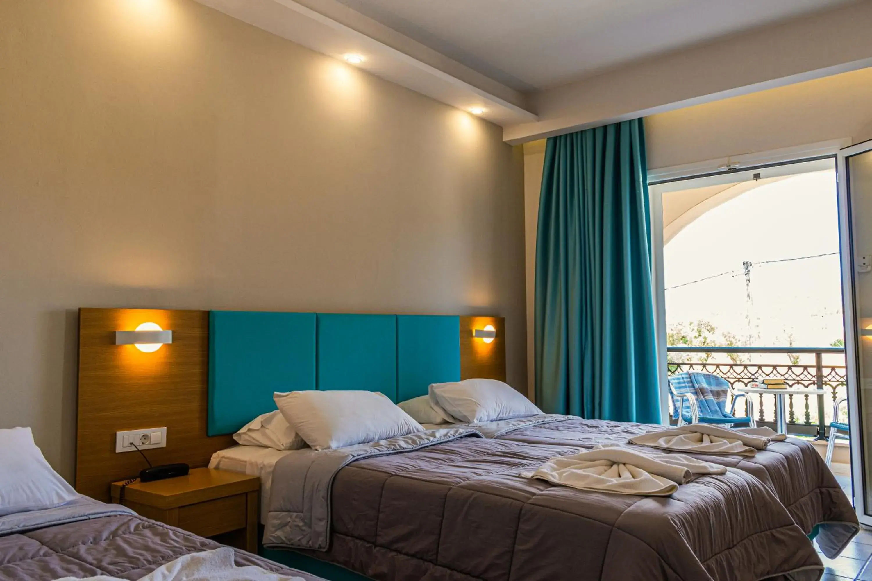 Triple Room with Mountain View in Dennys Inn Hotel Triple Room with Mountain View in Dennys Inn Hotel