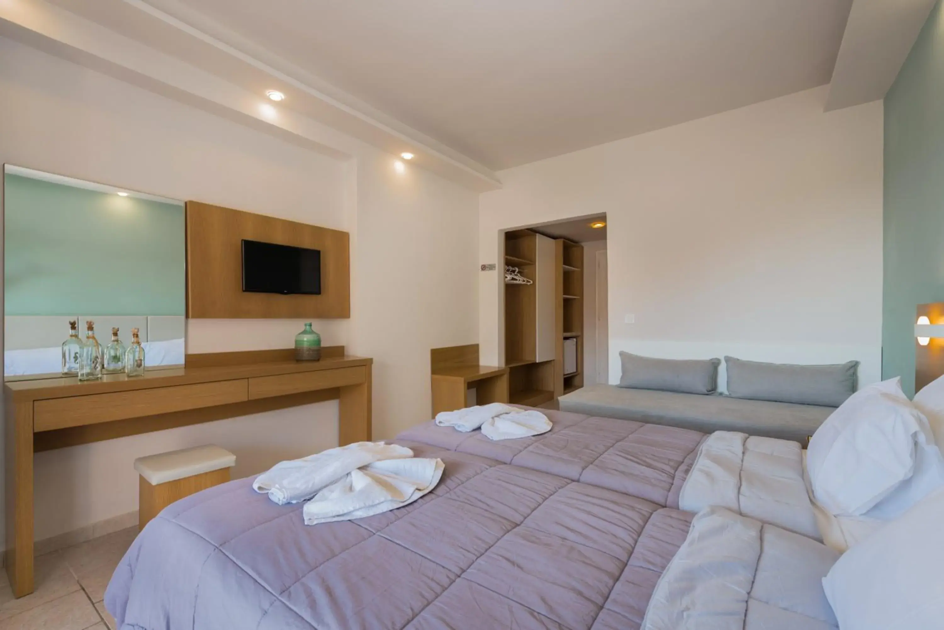 Bed in Dennys Inn Hotel Bed in Dennys Inn Hotel