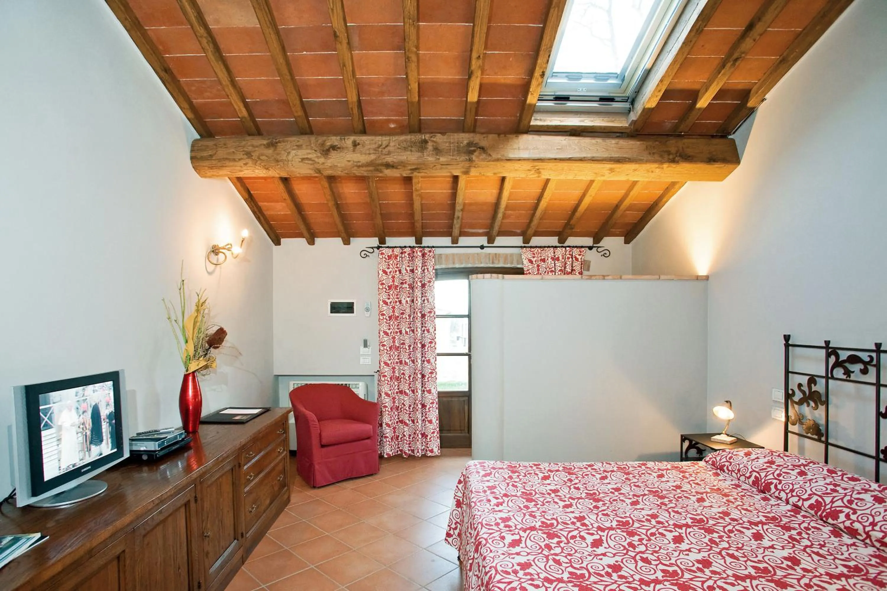 TV and multimedia, Bed in Poggio Cennina Resort