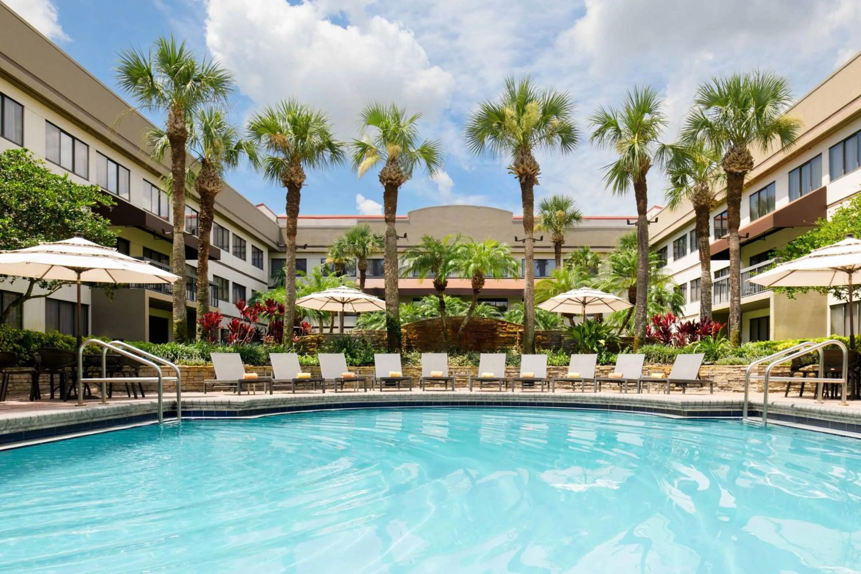 Swimming pool in Sheraton Suites Orlando Airport Hotel
