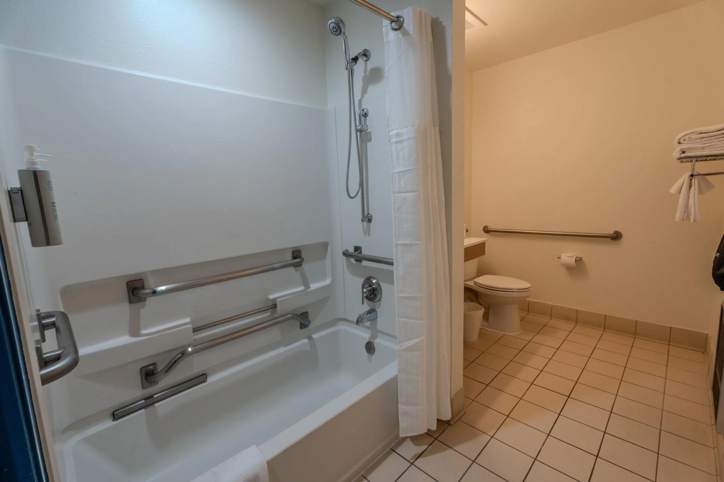 Comfort Inn & Suites Airport Dulles-Gateway