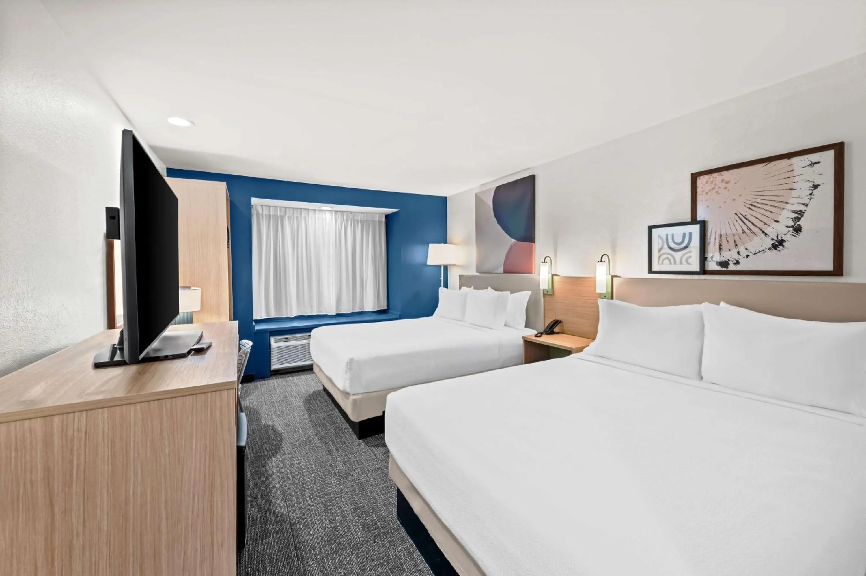 Bed in Comfort Inn & Suites Airport Dulles-Gateway