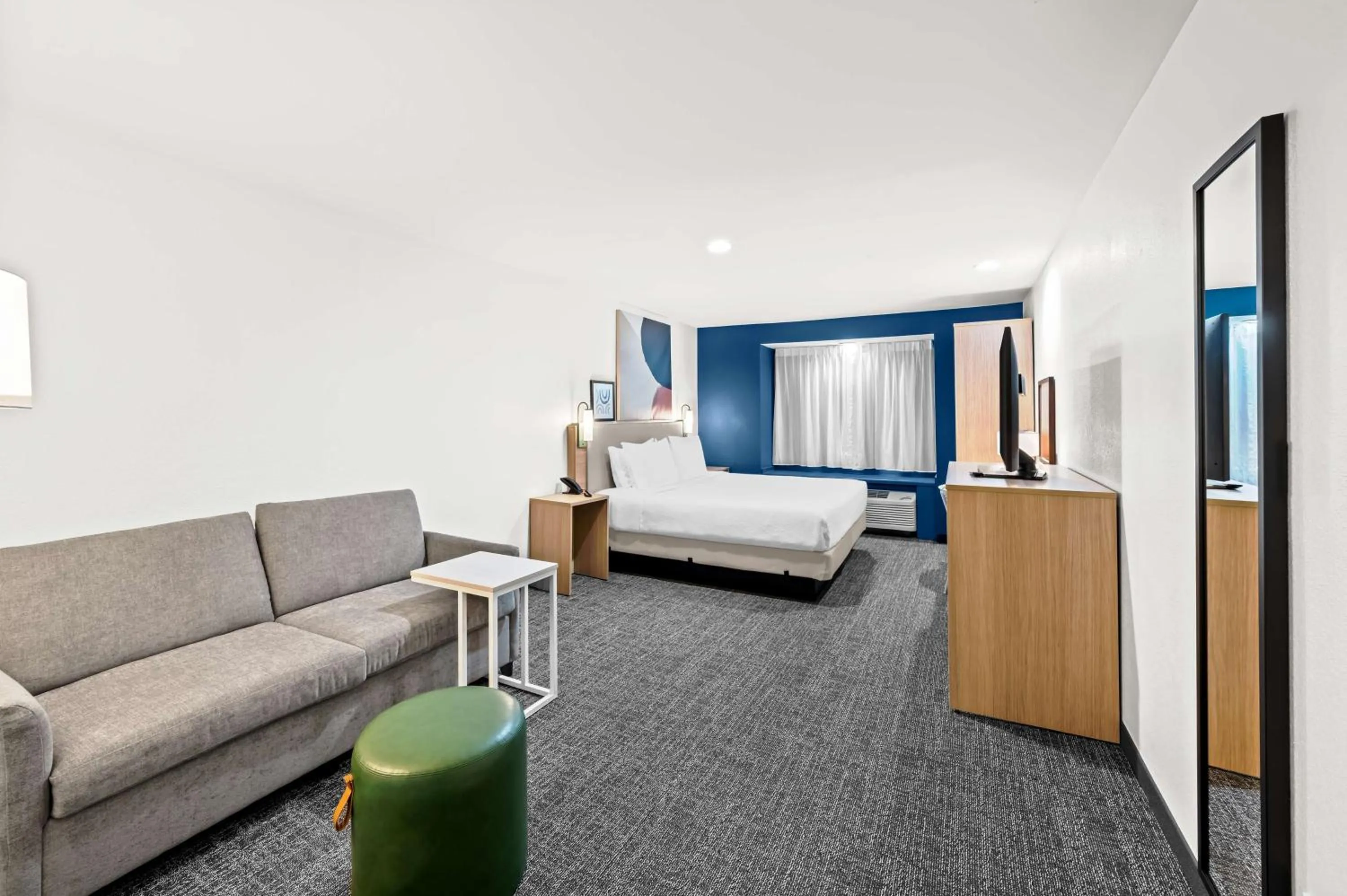 Living room, Bed in Comfort Inn & Suites Airport Dulles-Gateway