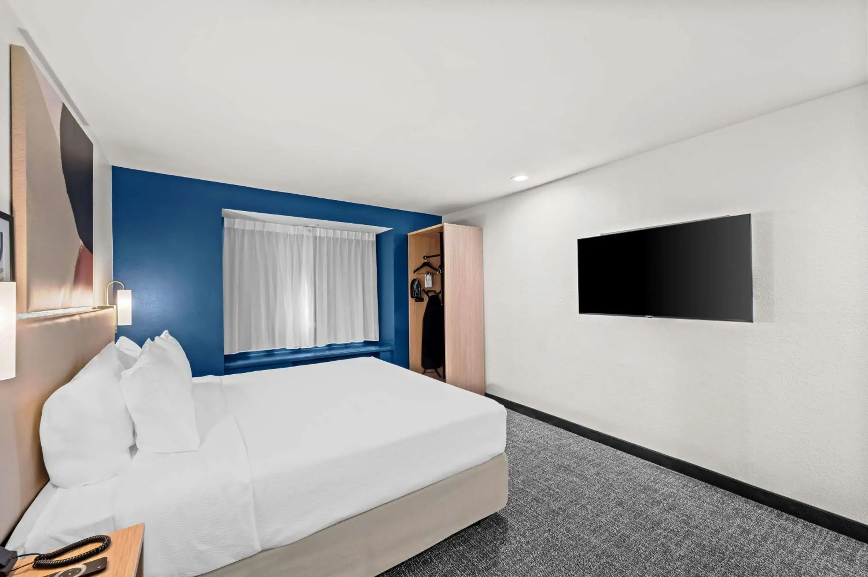 Bed in Comfort Inn & Suites Airport Dulles-Gateway Bed in Comfort Inn & Suites Airport Dulles-Gateway