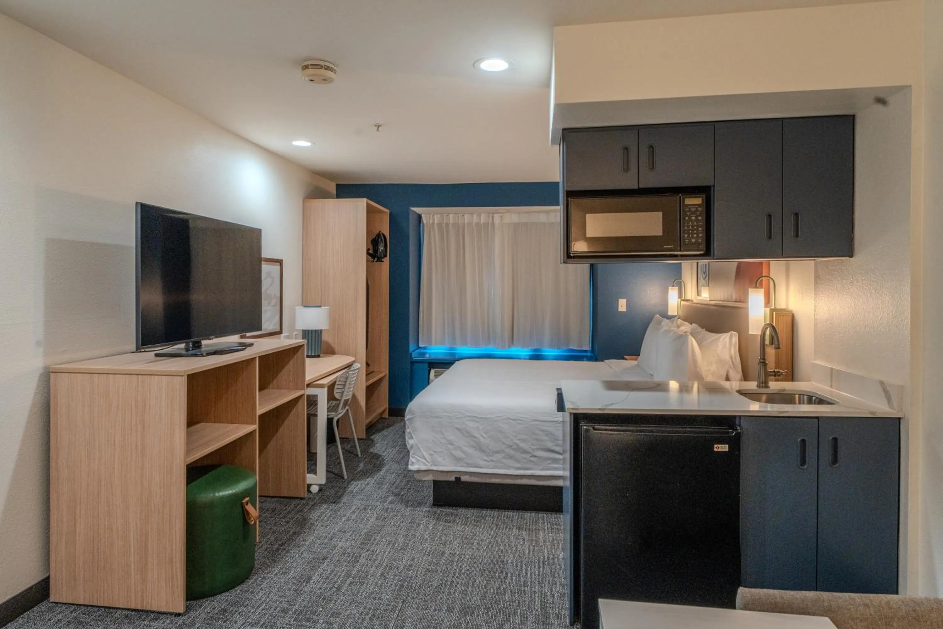 Bed in Comfort Inn & Suites Airport Dulles-Gateway