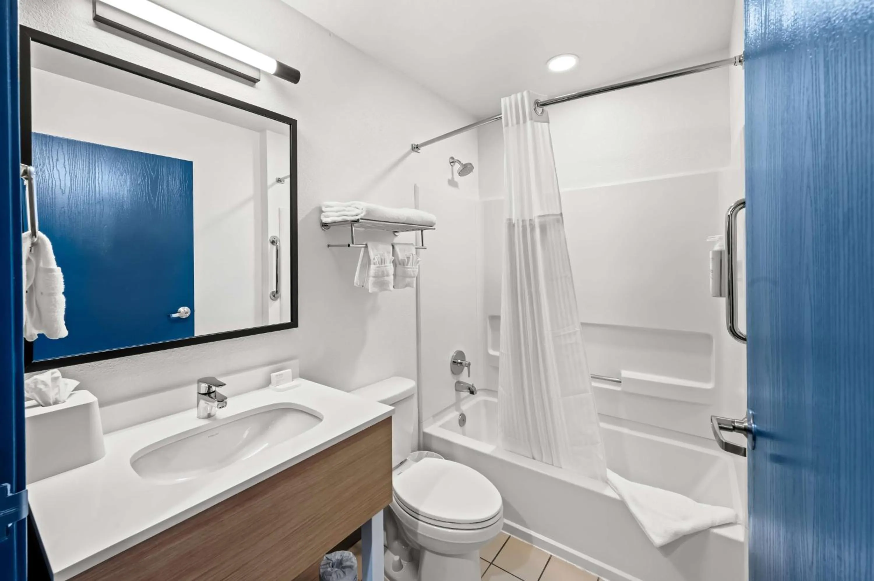 Bathroom in Comfort Inn & Suites Airport Dulles-Gateway