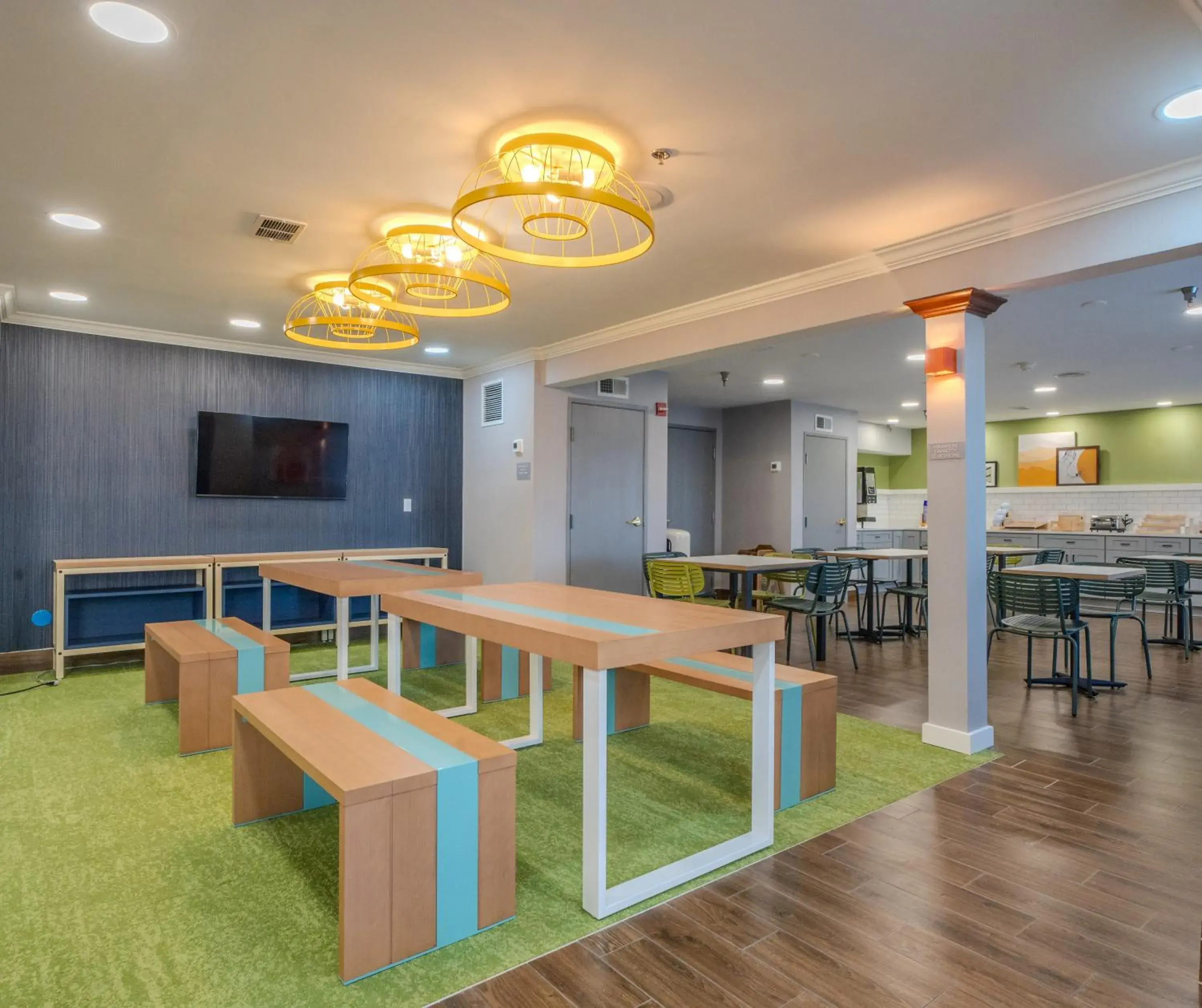 Breakfast in Comfort Inn & Suites Airport Dulles-Gateway Breakfast in Comfort Inn & Suites Airport Dulles-Gateway