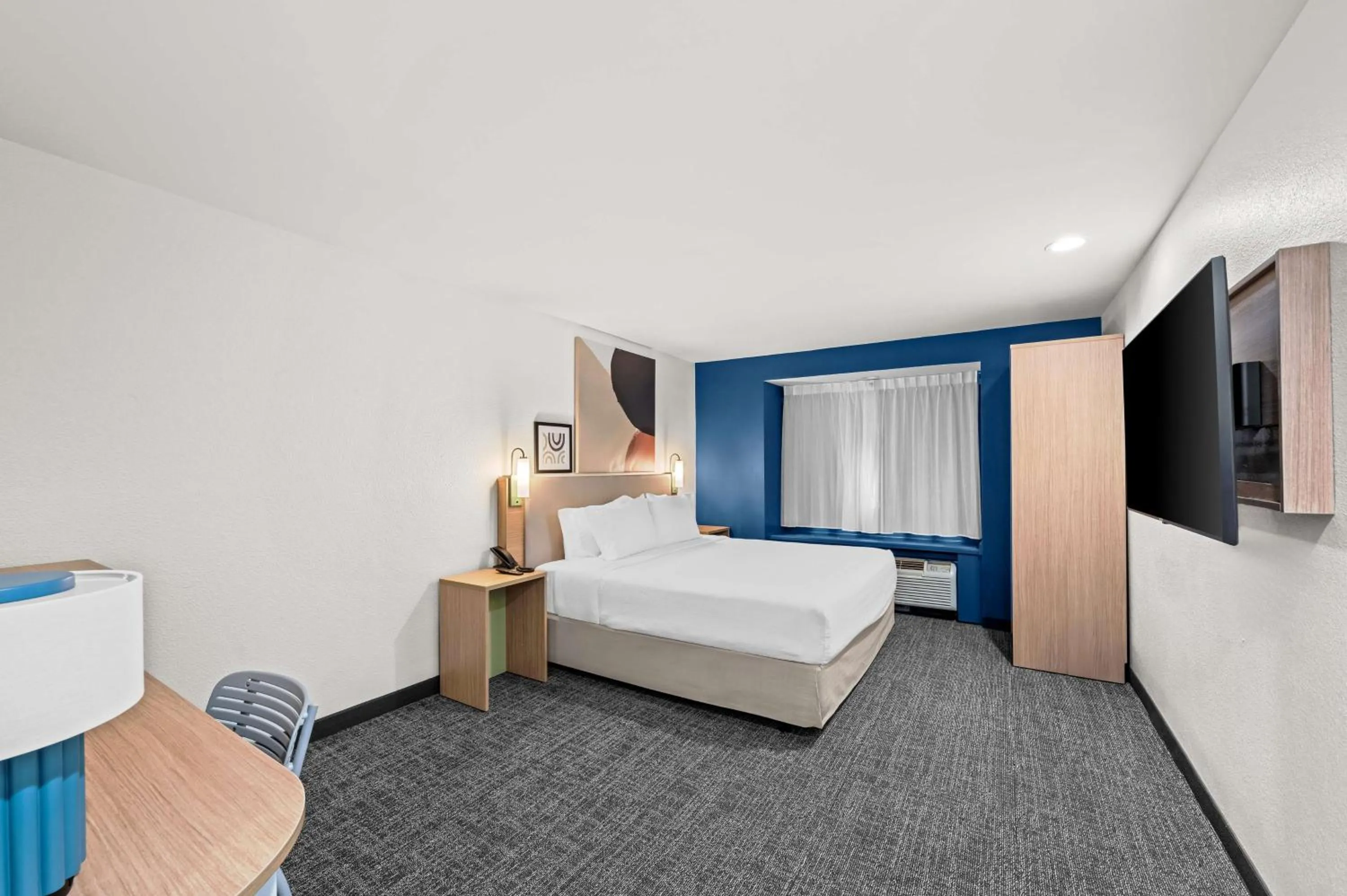 Bed in Comfort Inn & Suites Airport Dulles-Gateway