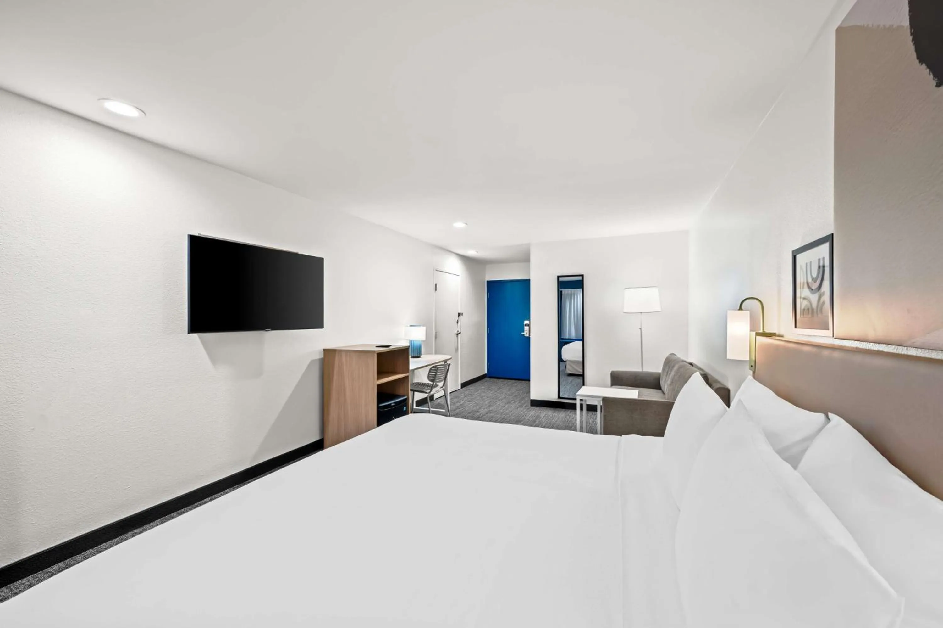 Living room, Bed in Comfort Inn & Suites Airport Dulles-Gateway