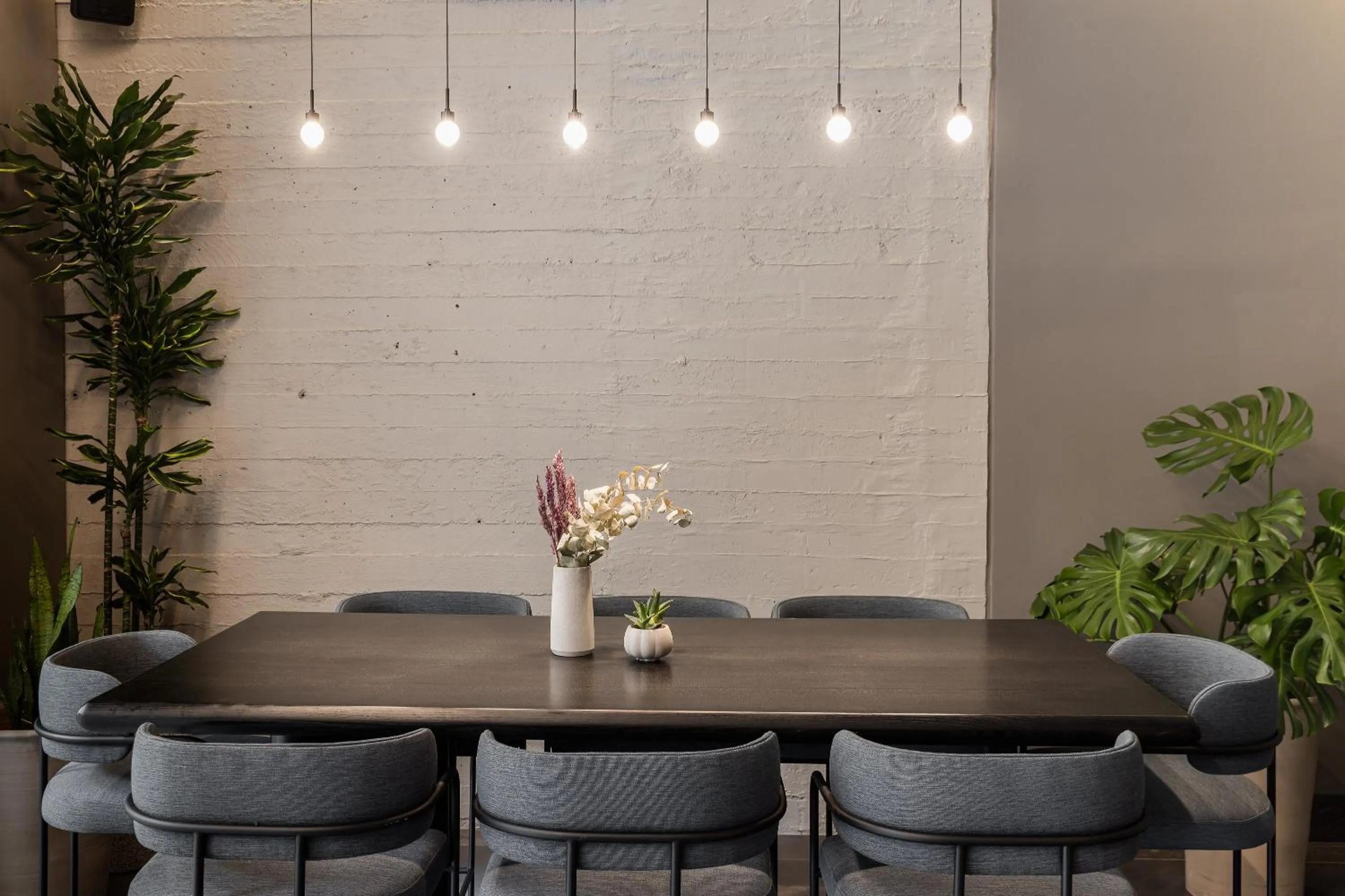 Restaurant/places to eat in ZUR Studios and Suites