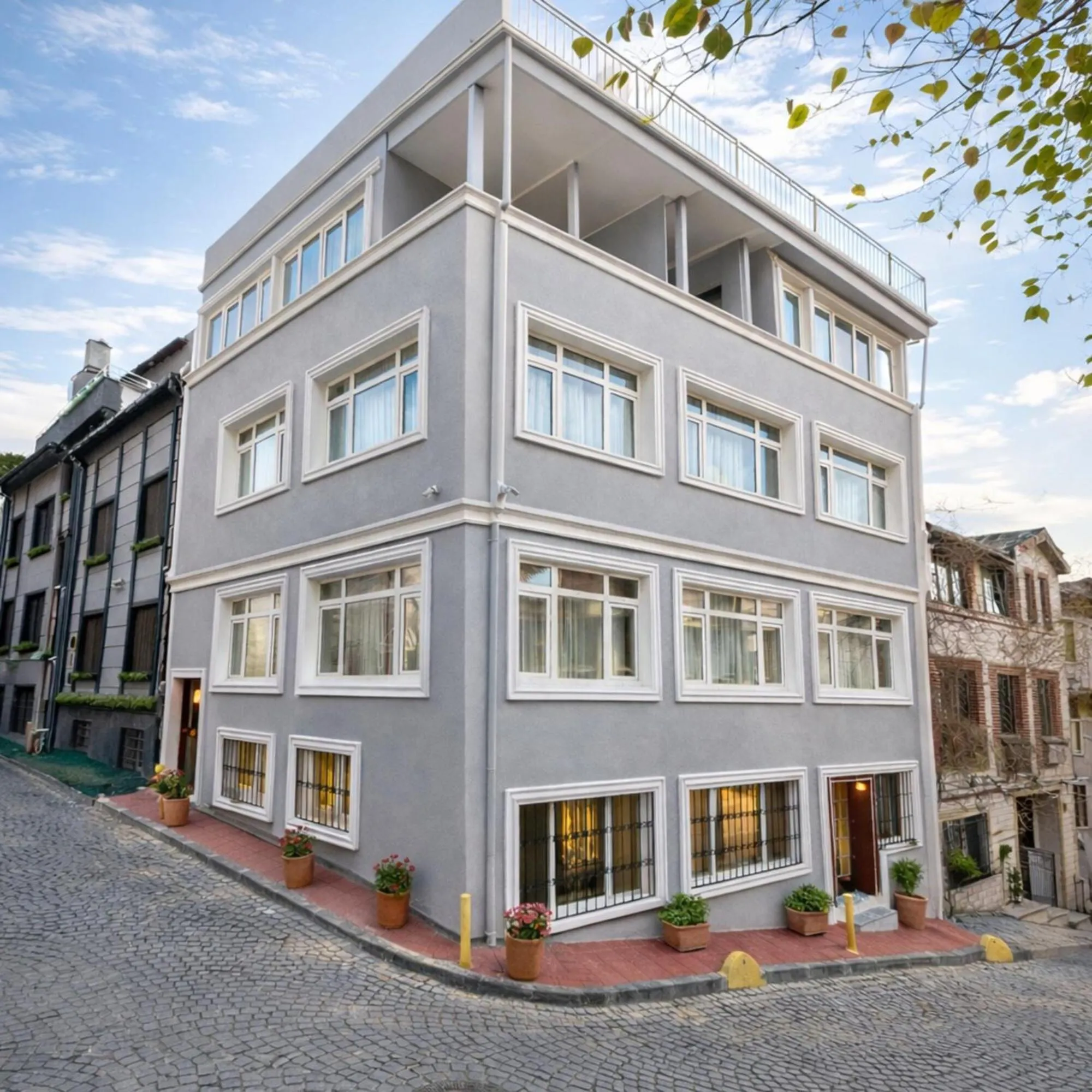 Property building in Emirhan Guesthouse & Suites