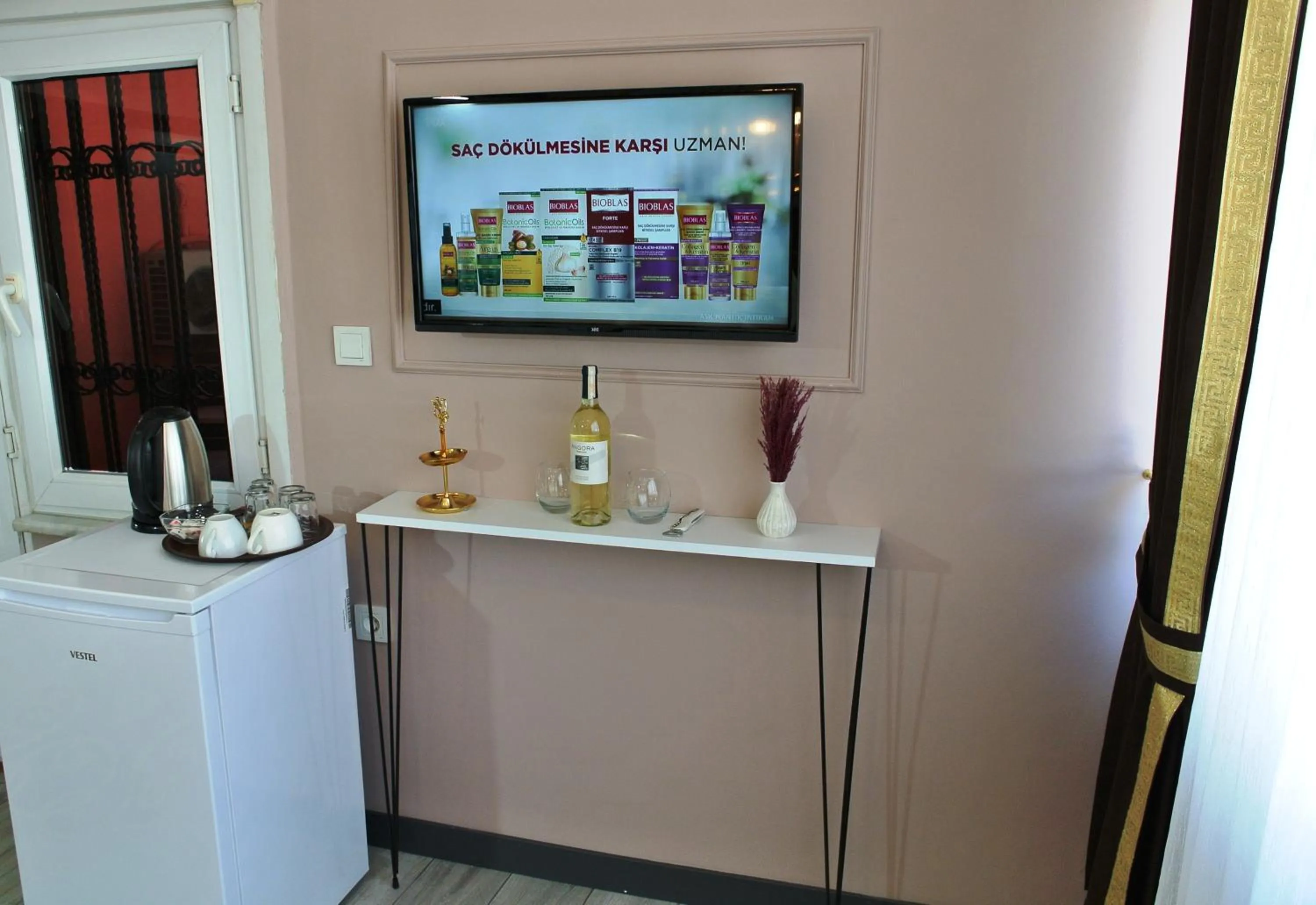 TV and multimedia in Emirhan Guesthouse & Suites