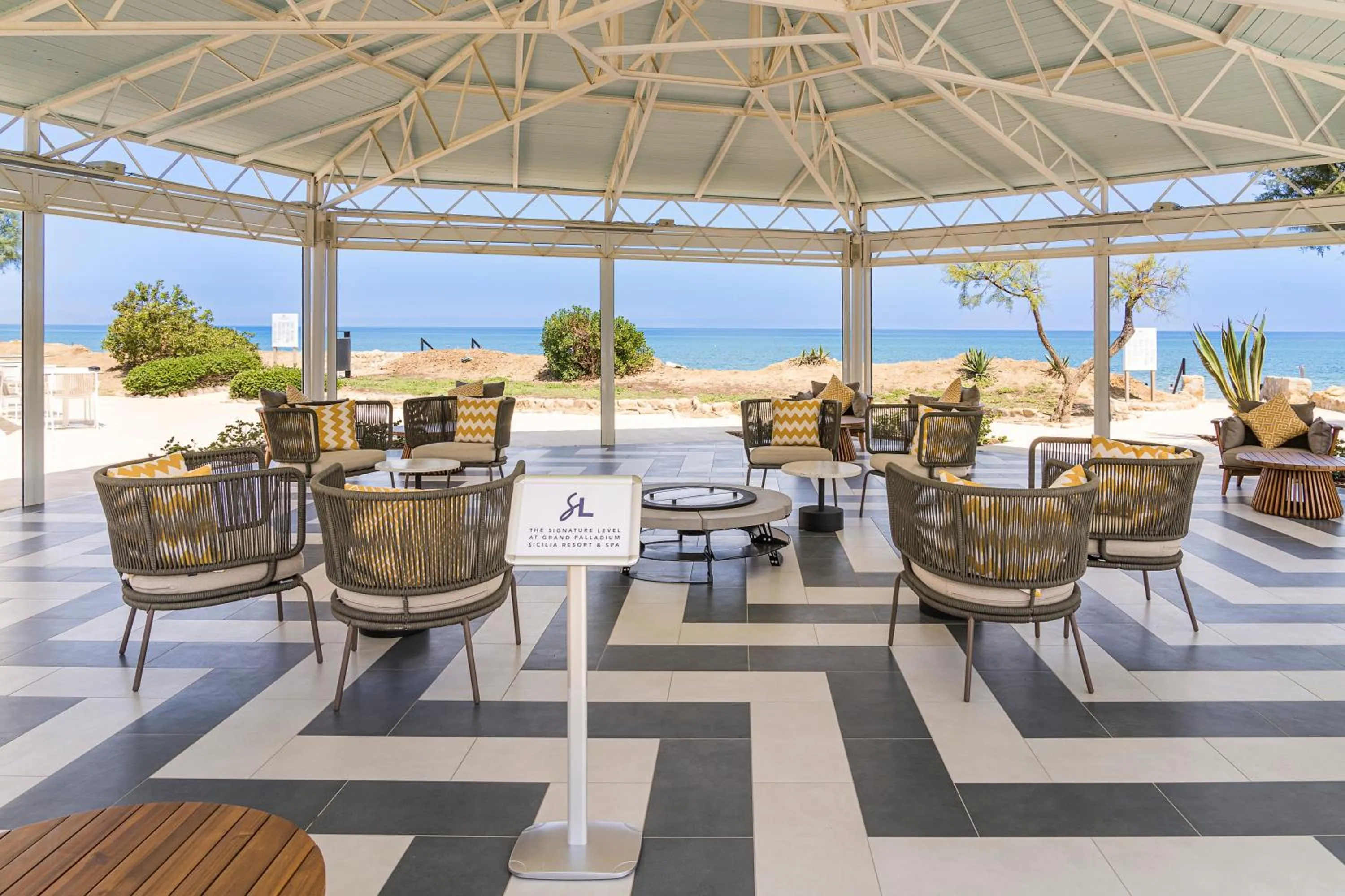 Lounge or bar in The Signature Level at Grand Palladium Sicilia Resort & Spa