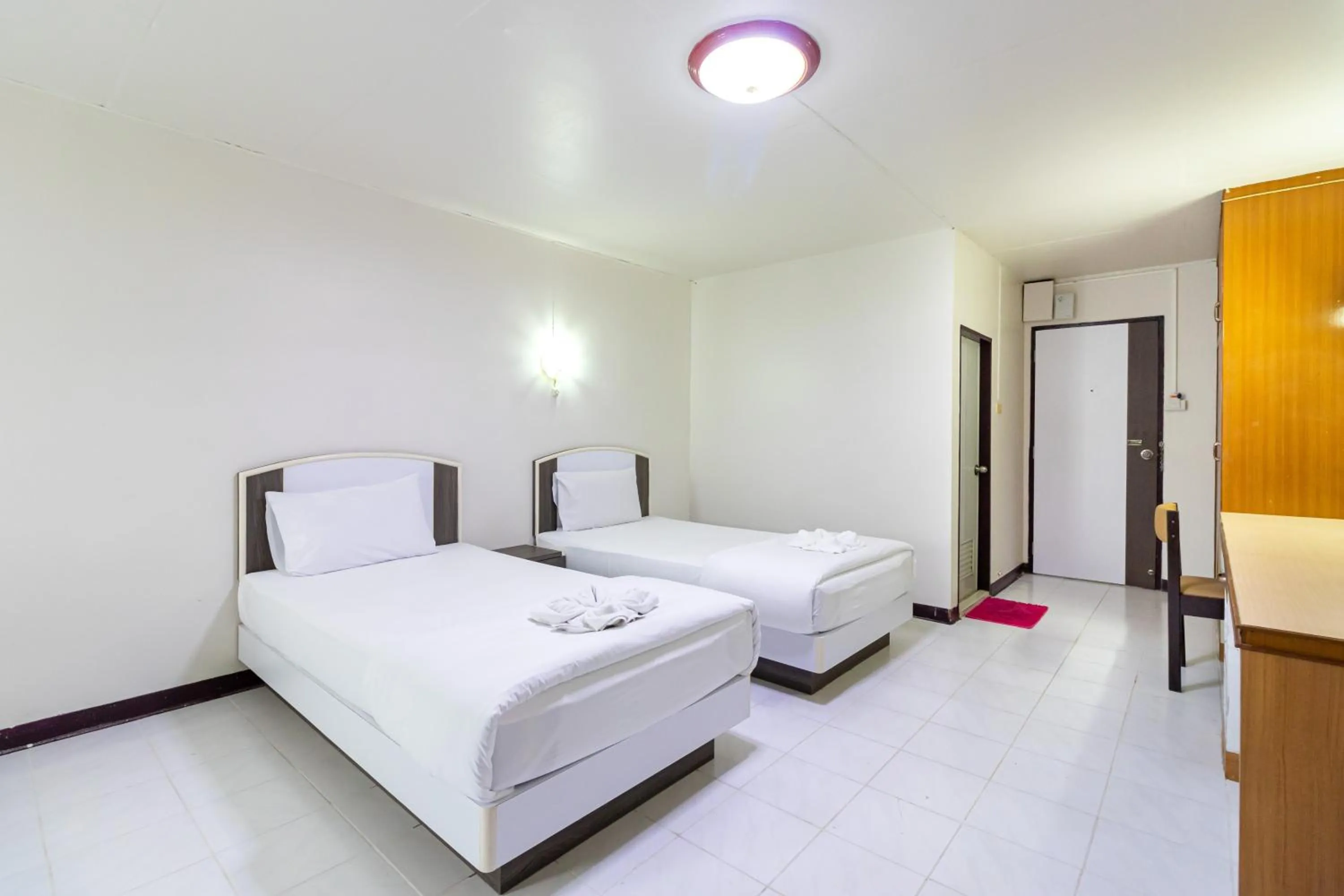 Photo of the whole room, Bed in Boonchai Mansion