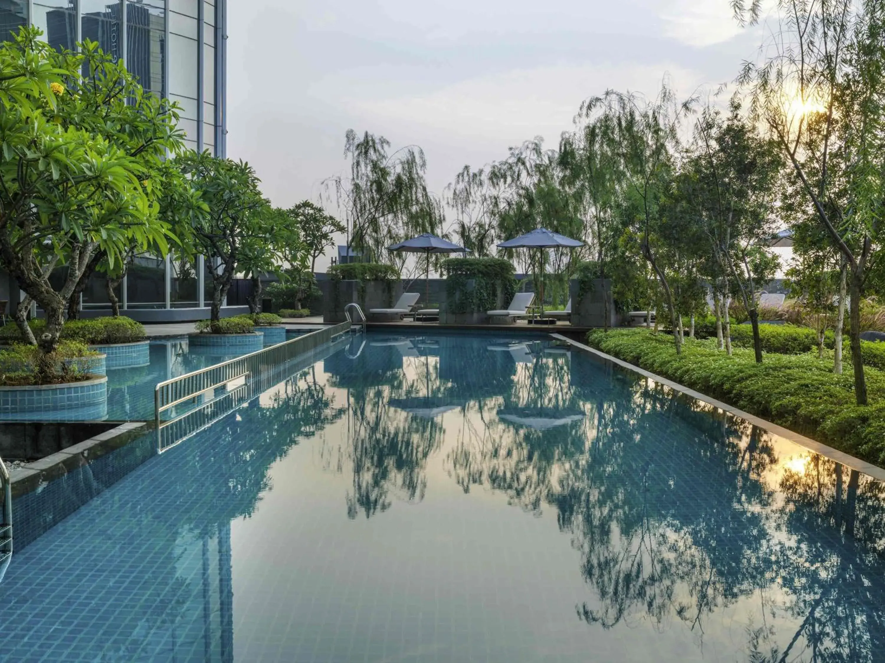 Pool view in Swissôtel Jakarta PIK Avenue Pool view in Swissôtel Jakarta PIK Avenue