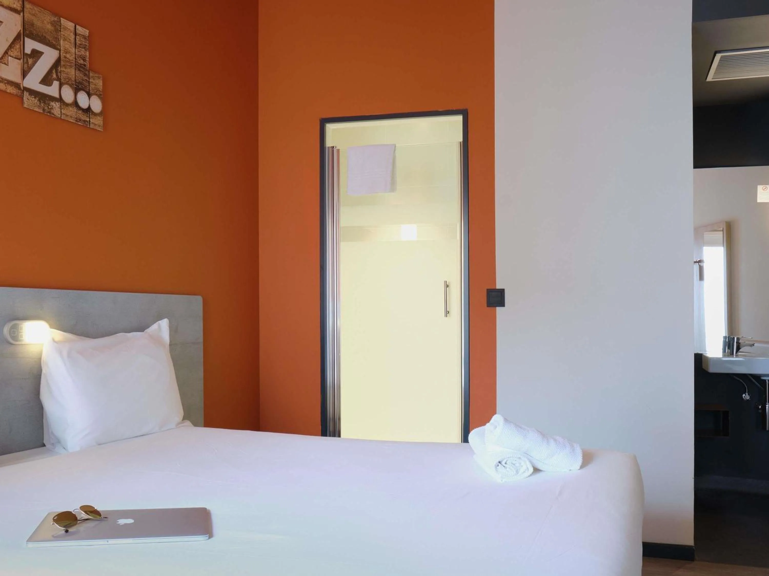 Bedroom, Bed in Ibis Budget Bilbao City