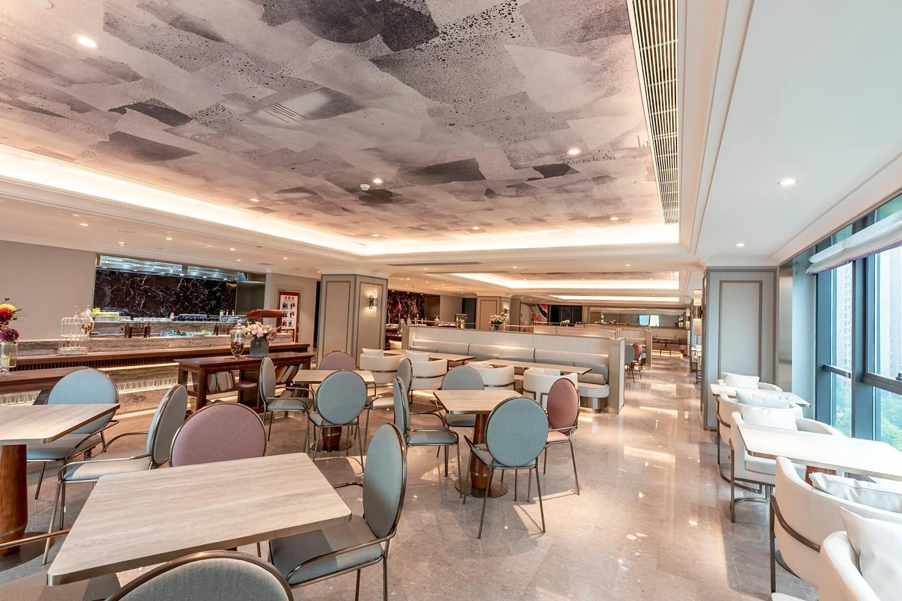 Restaurant/places to eat in Mercure Xian North