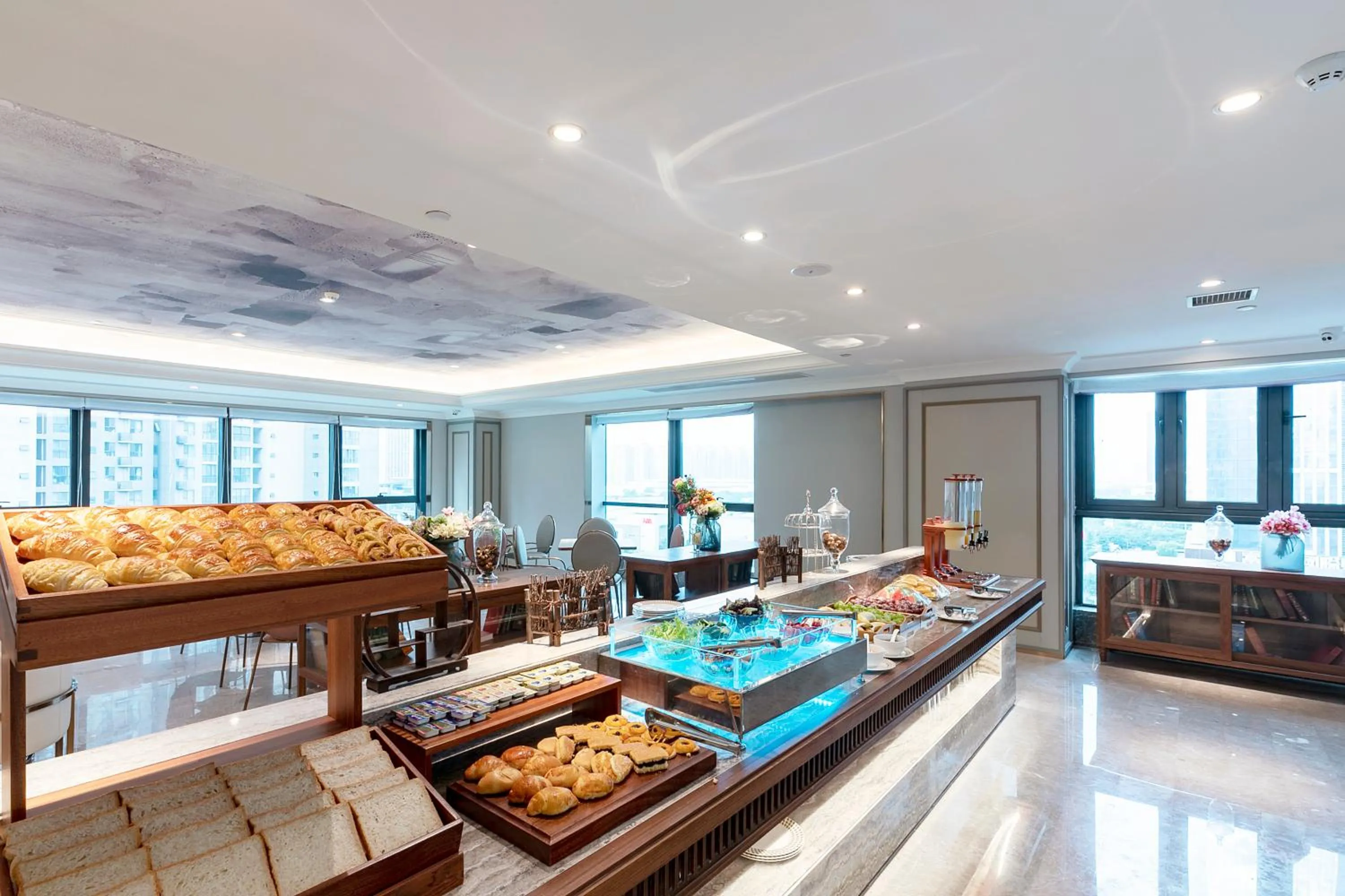 Restaurant/places to eat in Mercure Xian North