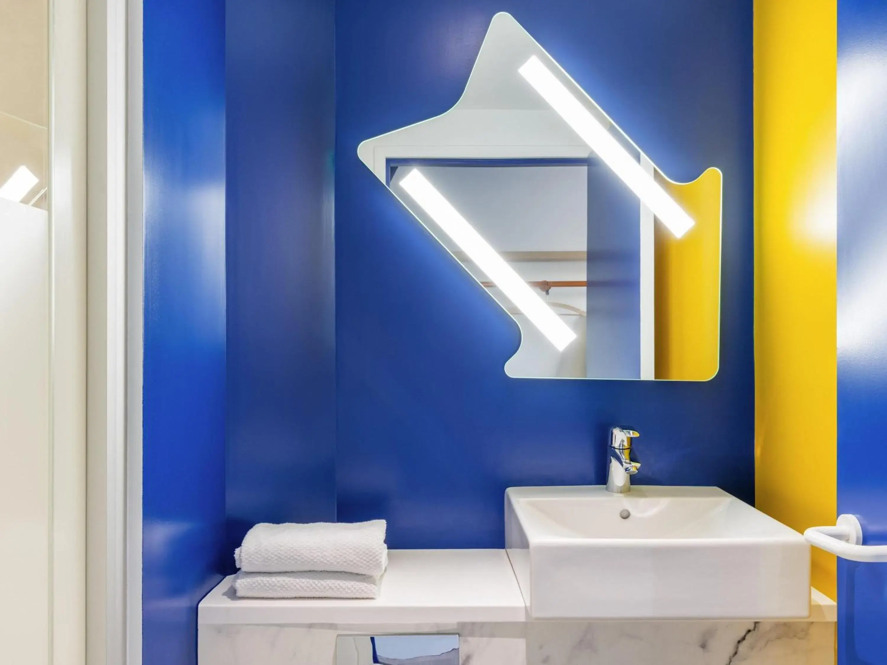 Twin Room with two single beds in ibis budget Reims Parc Des Expositions Twin Room with two single beds in ibis budget Reims Parc Des Expositions