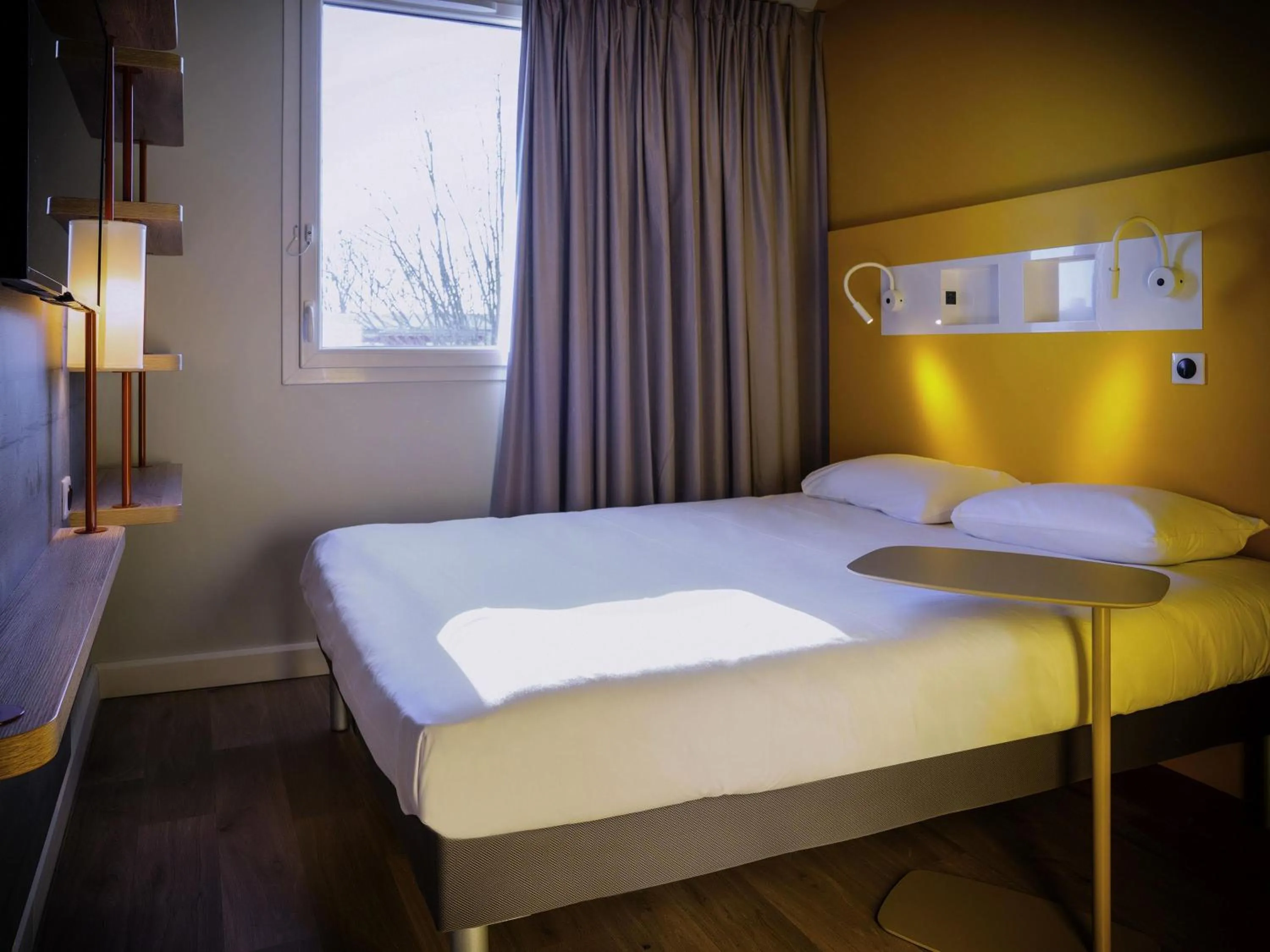 Bedroom, Bed in ibis budget Reims Parc Des Expositions