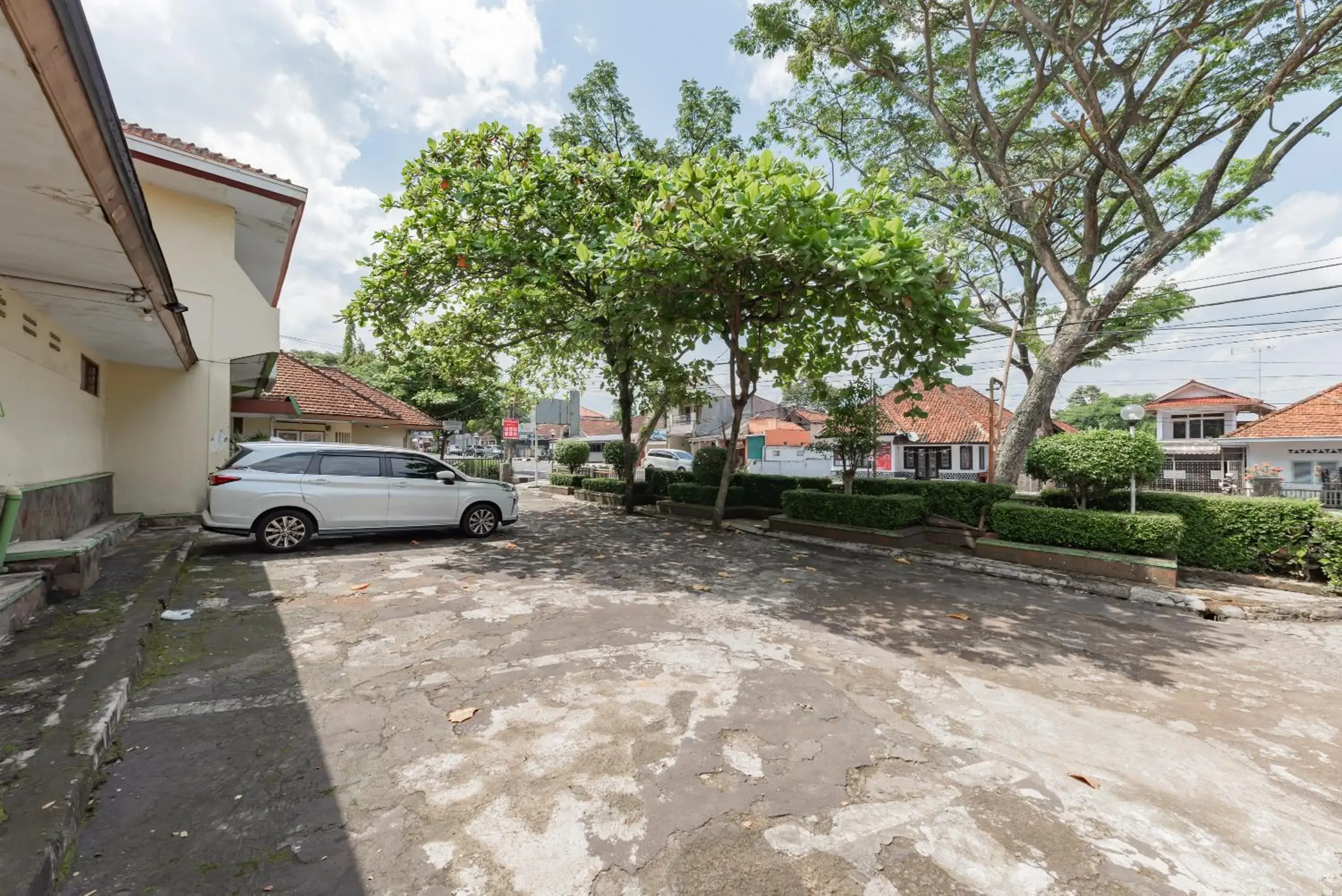 Parking in RedDoorz Syariah at Hotel Budi Family Parking in RedDoorz Syariah at Hotel Budi Family