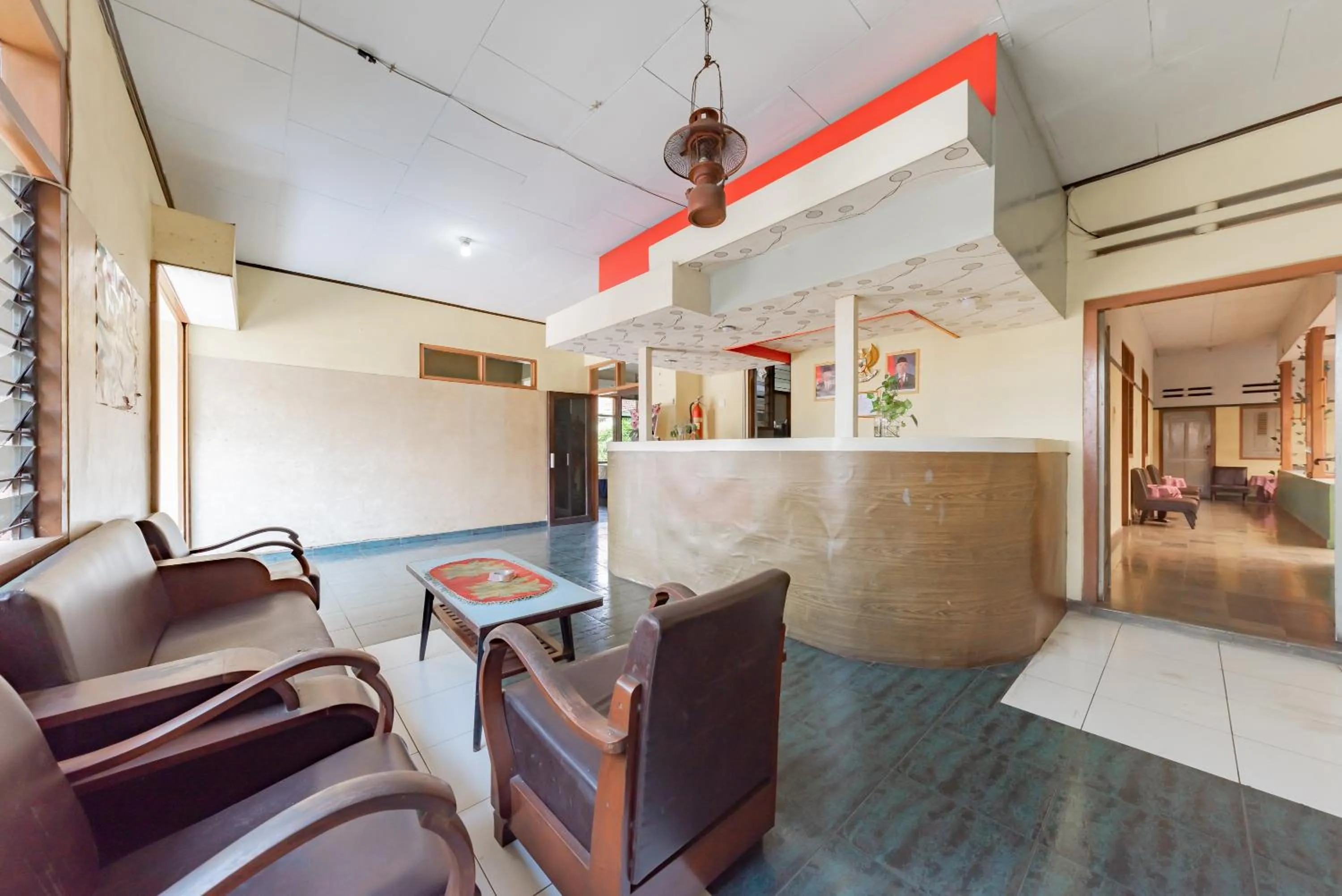 Lobby or reception in RedDoorz Syariah at Hotel Budi Family