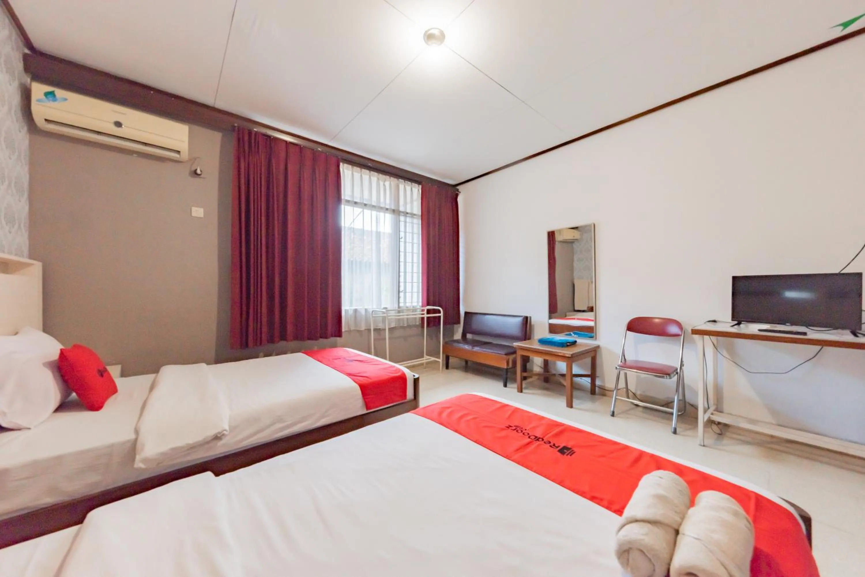 Bedroom, Bed in RedDoorz Syariah at Hotel Budi Family