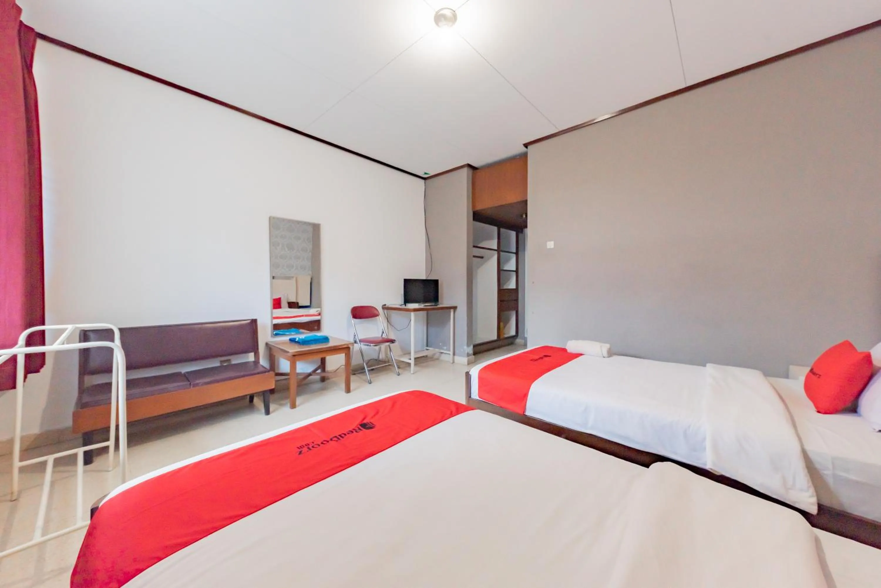 Bedroom, Bed in RedDoorz Syariah at Hotel Budi Family