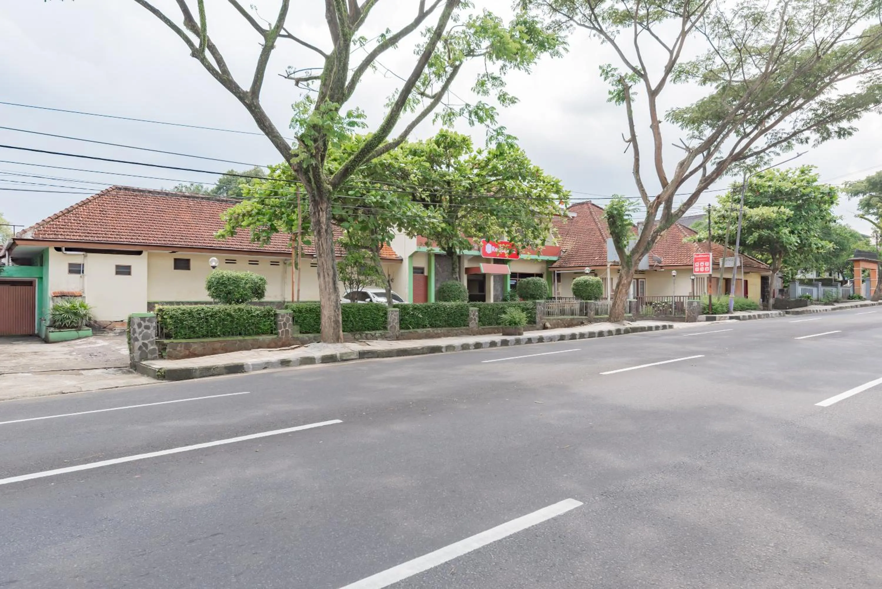 Facade/entrance in RedDoorz Syariah at Hotel Budi Family