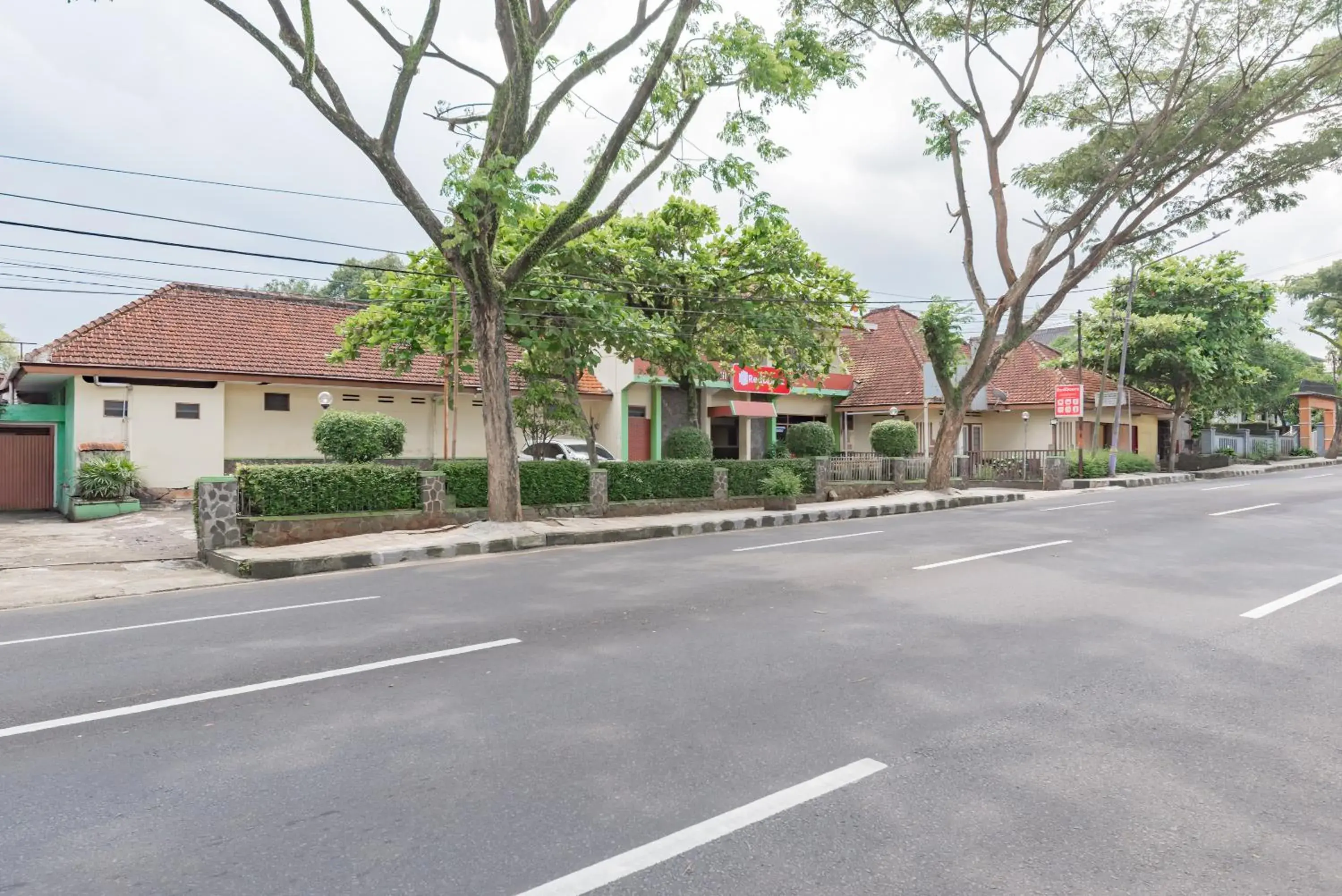 Facade/entrance in RedDoorz Syariah at Hotel Budi Family Facade/entrance in RedDoorz Syariah at Hotel Budi Family