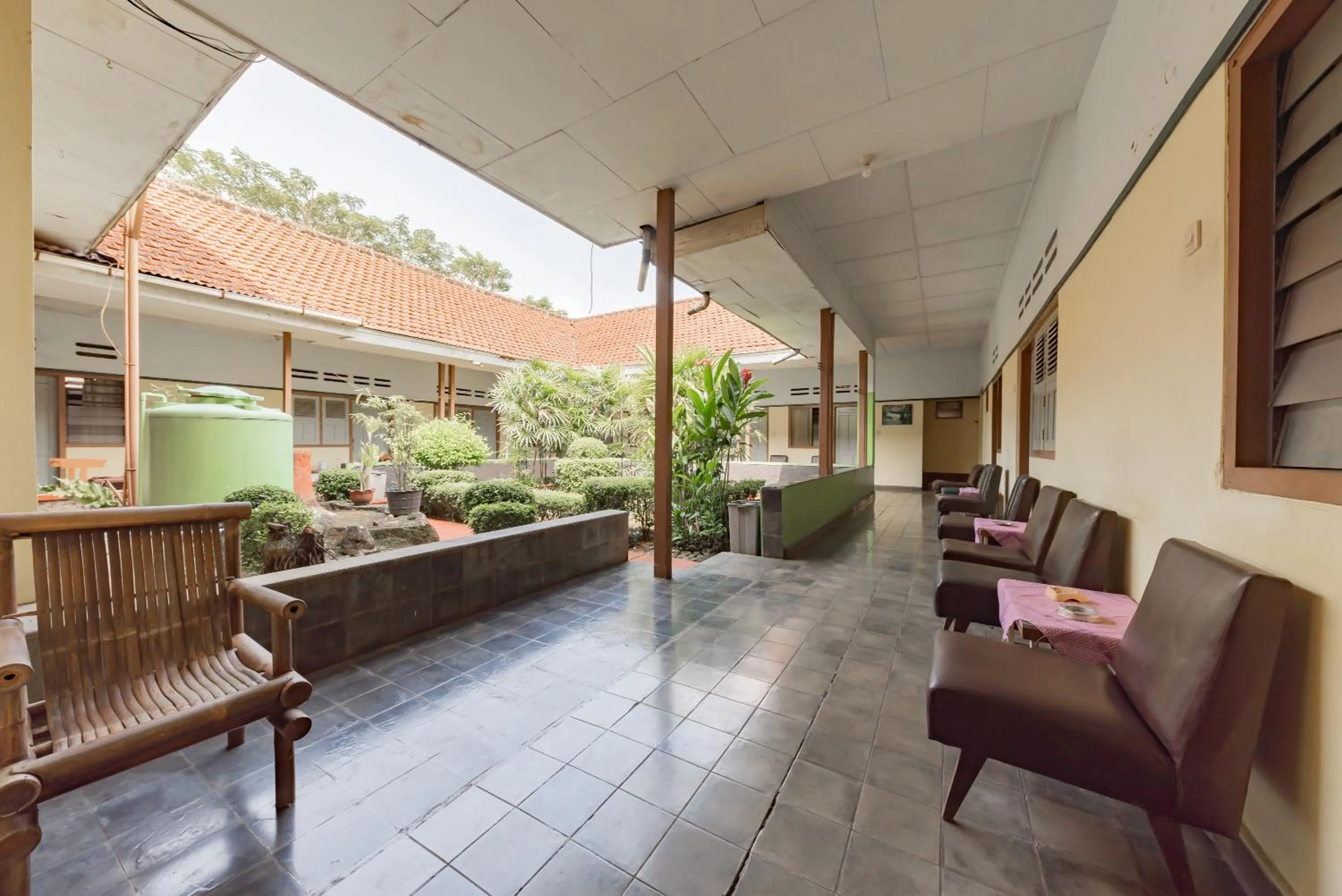 Balcony/Terrace in RedDoorz Syariah at Hotel Budi Family