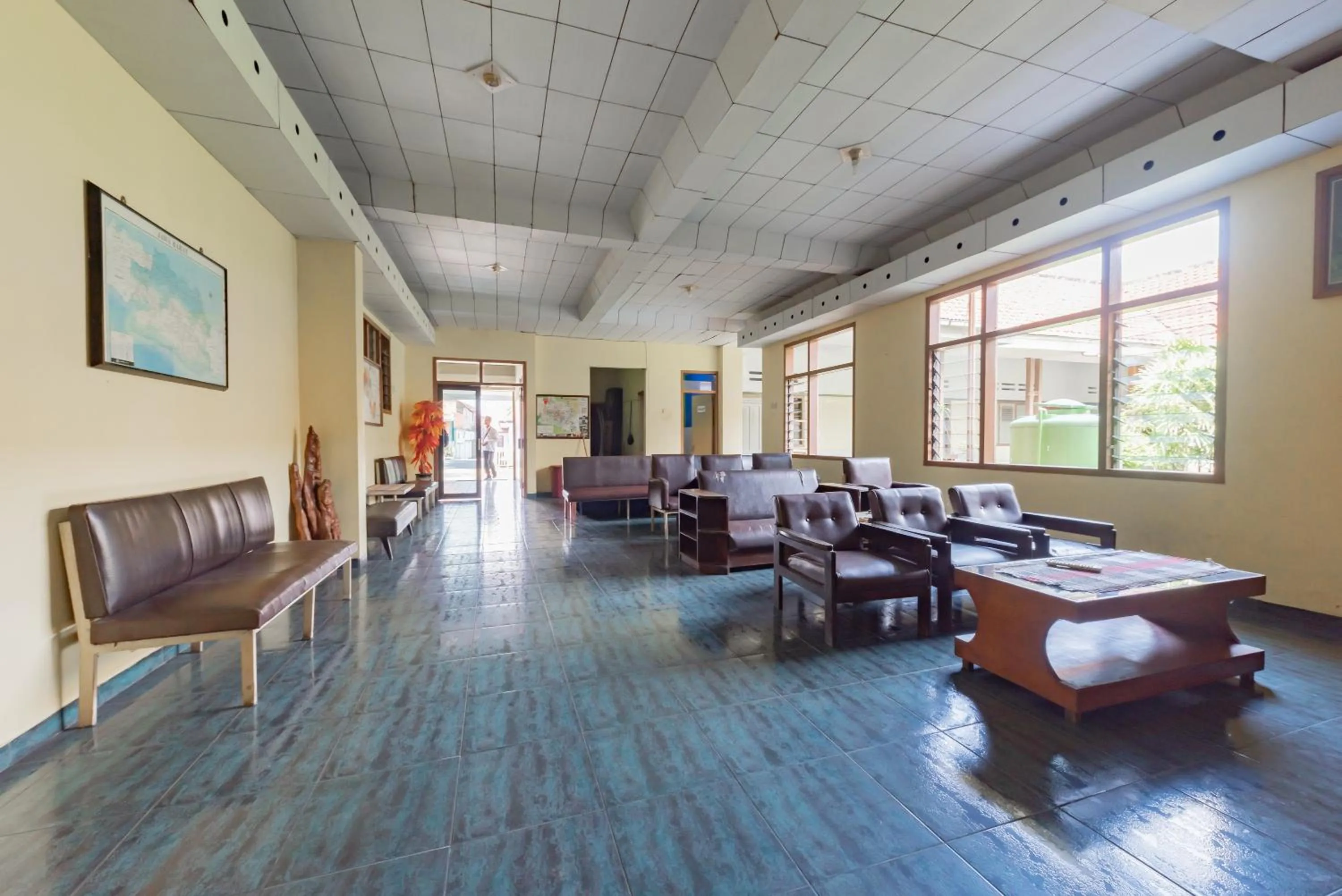 Lobby or reception in RedDoorz Syariah at Hotel Budi Family