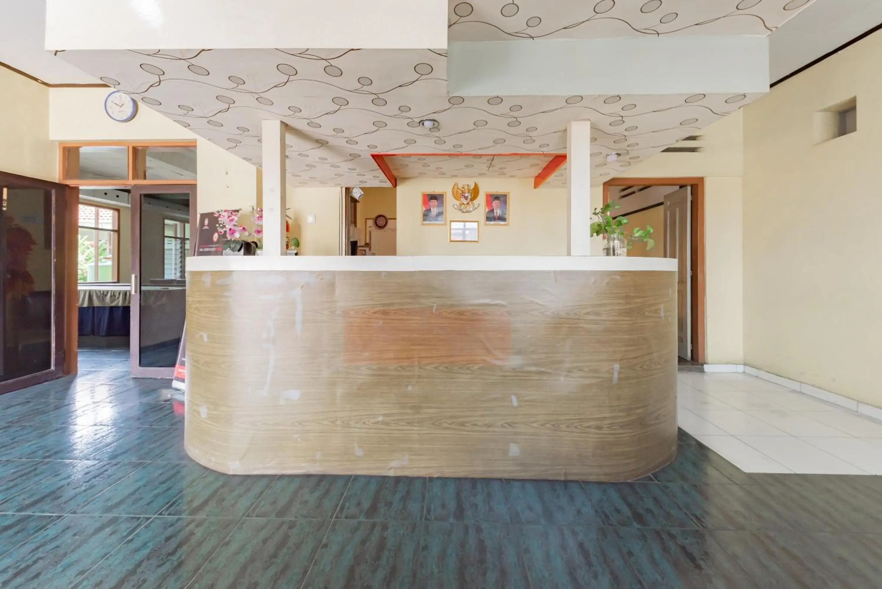 Lobby or reception in RedDoorz Syariah at Hotel Budi Family Lobby or reception in RedDoorz Syariah at Hotel Budi Family