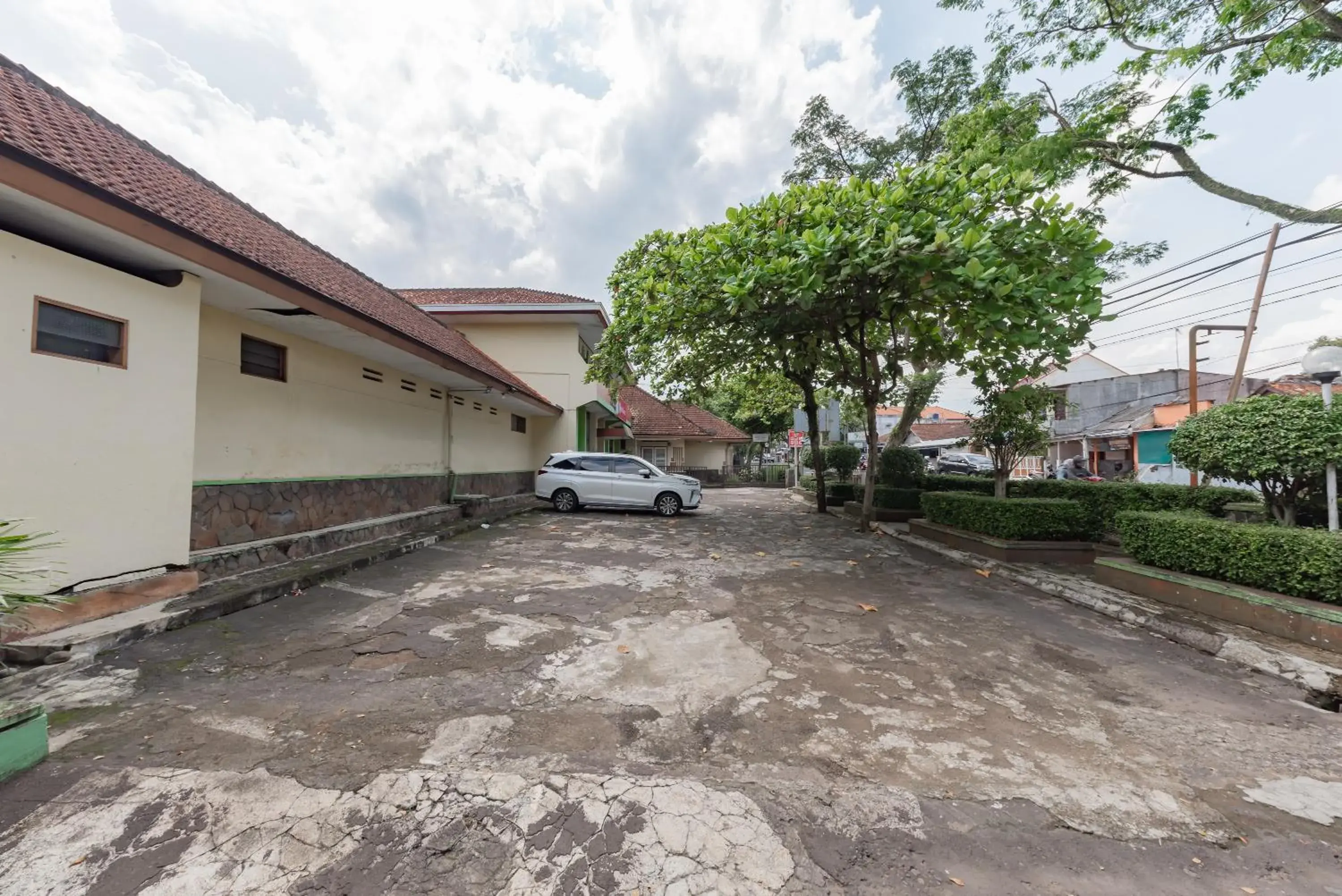 Parking in RedDoorz Syariah at Hotel Budi Family Parking in RedDoorz Syariah at Hotel Budi Family