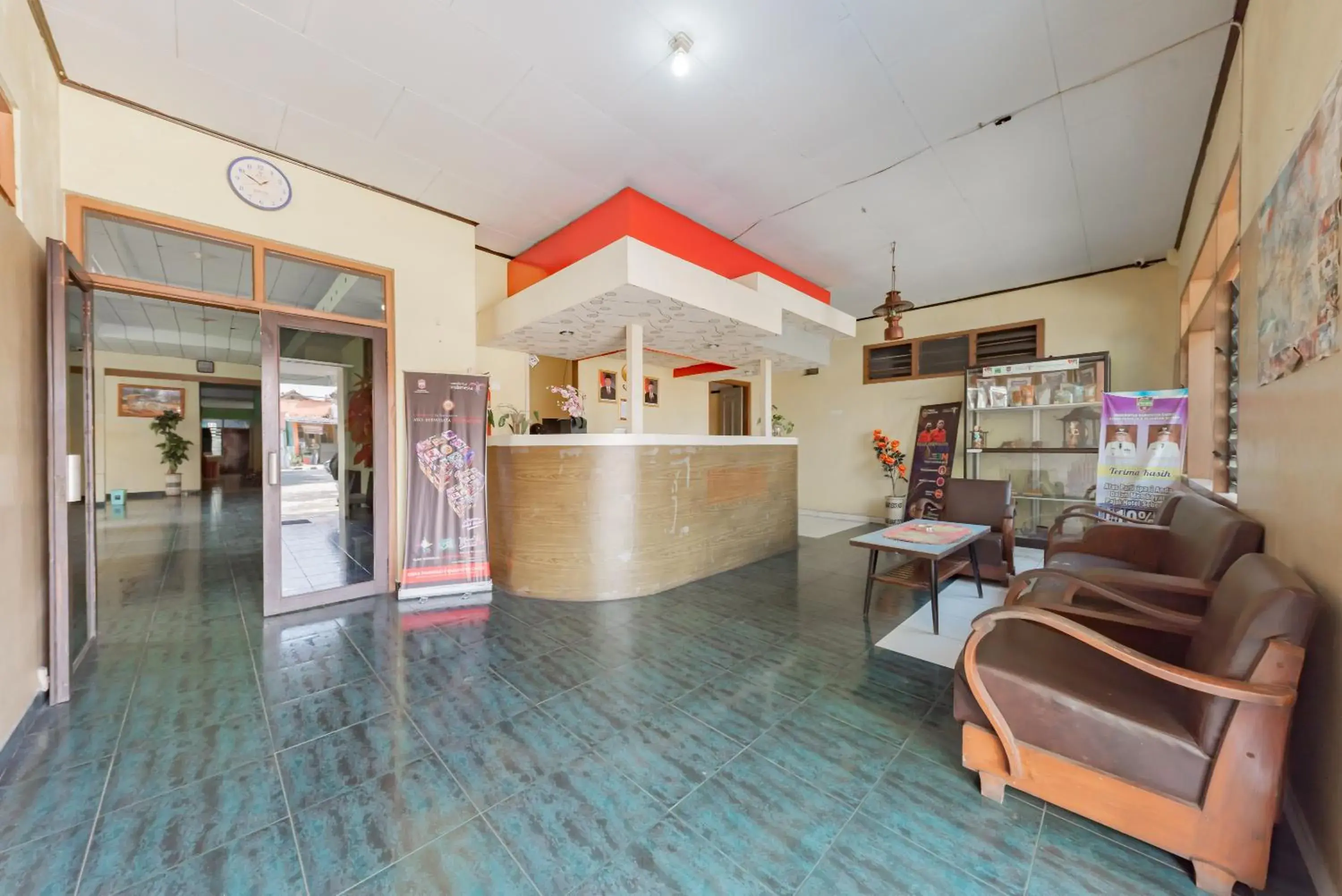 Lobby or reception in RedDoorz Syariah at Hotel Budi Family Lobby or reception in RedDoorz Syariah at Hotel Budi Family