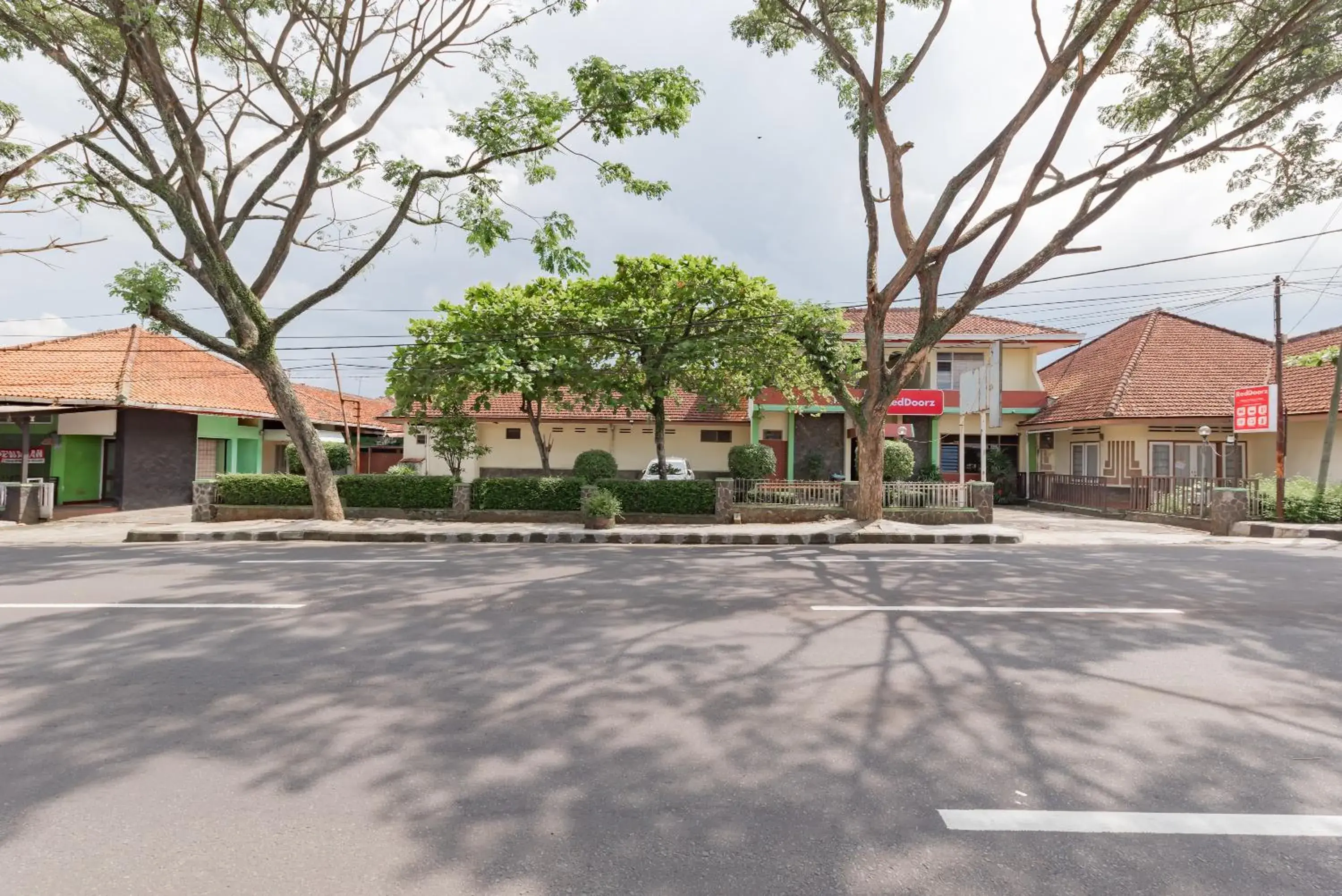 Facade/entrance in RedDoorz Syariah at Hotel Budi Family Facade/entrance in RedDoorz Syariah at Hotel Budi Family