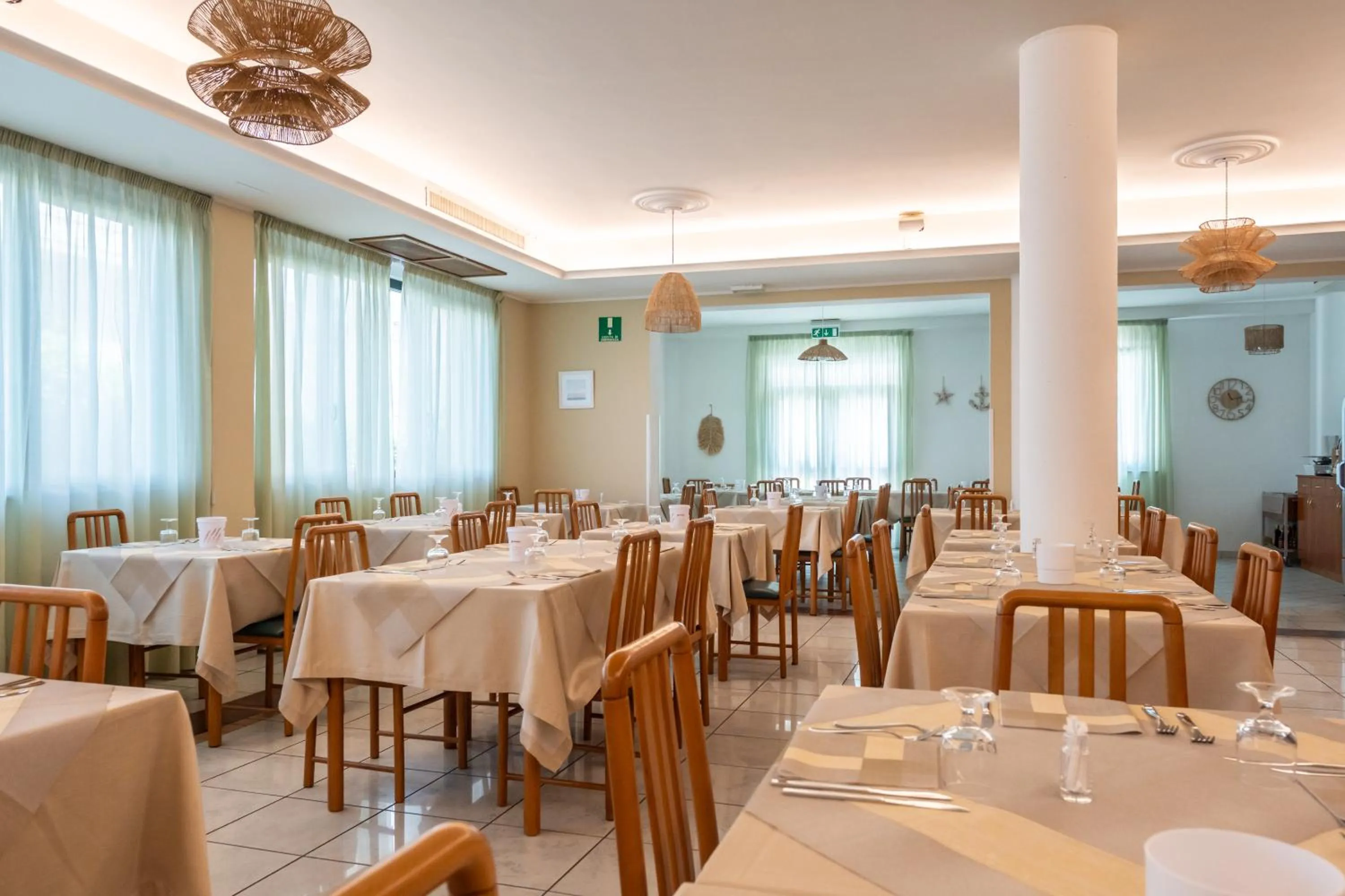 Restaurant/places to eat in Hotel Marebello