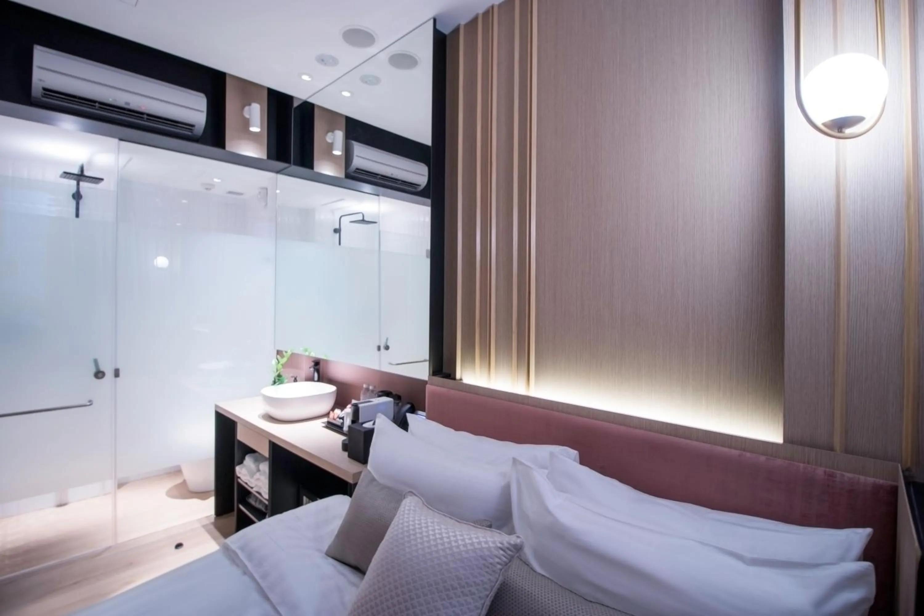 Shower, Bed in Hotel NuVe Elements