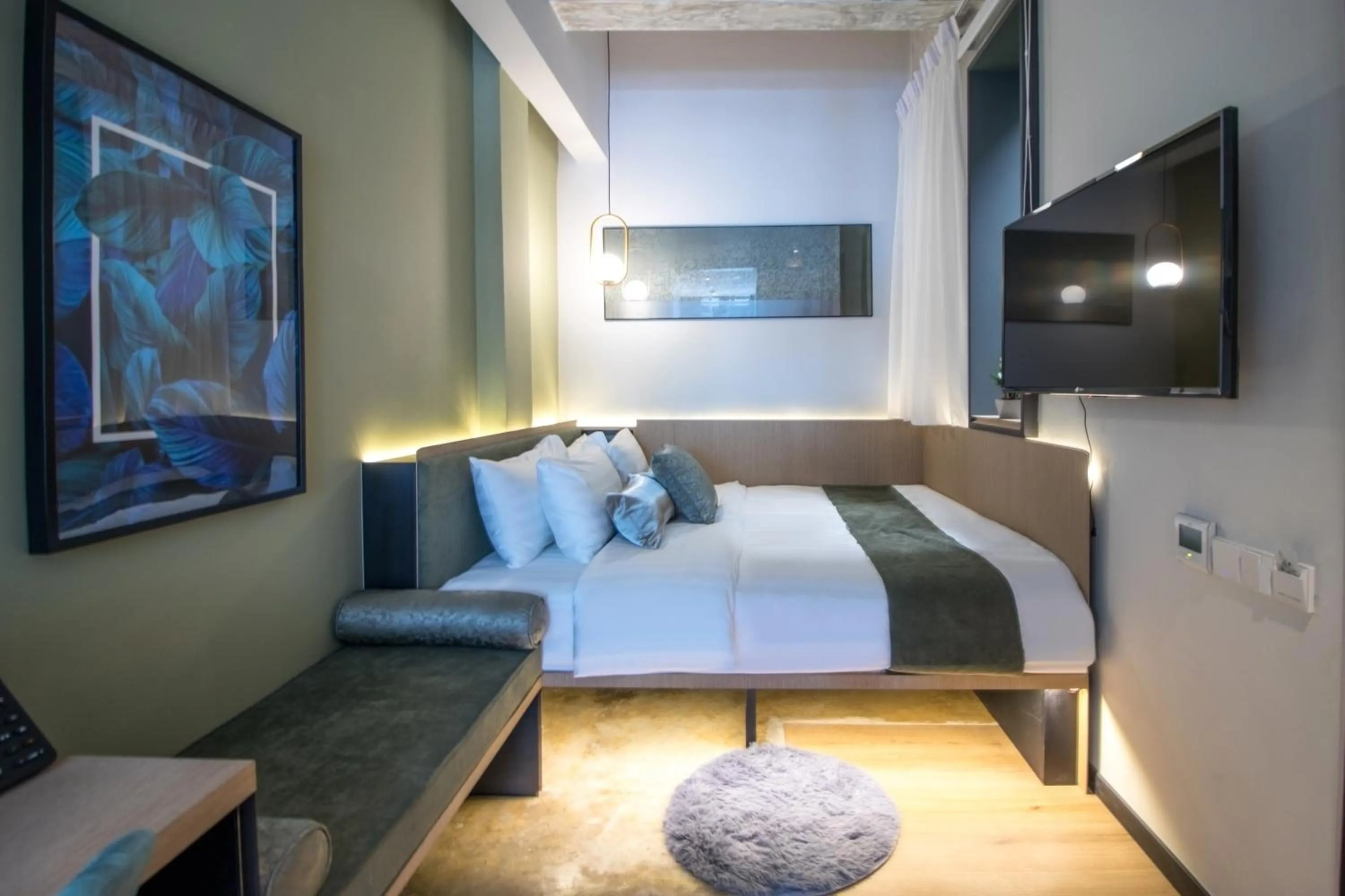 Communal lounge/ TV room, Bed in Hotel NuVe Elements