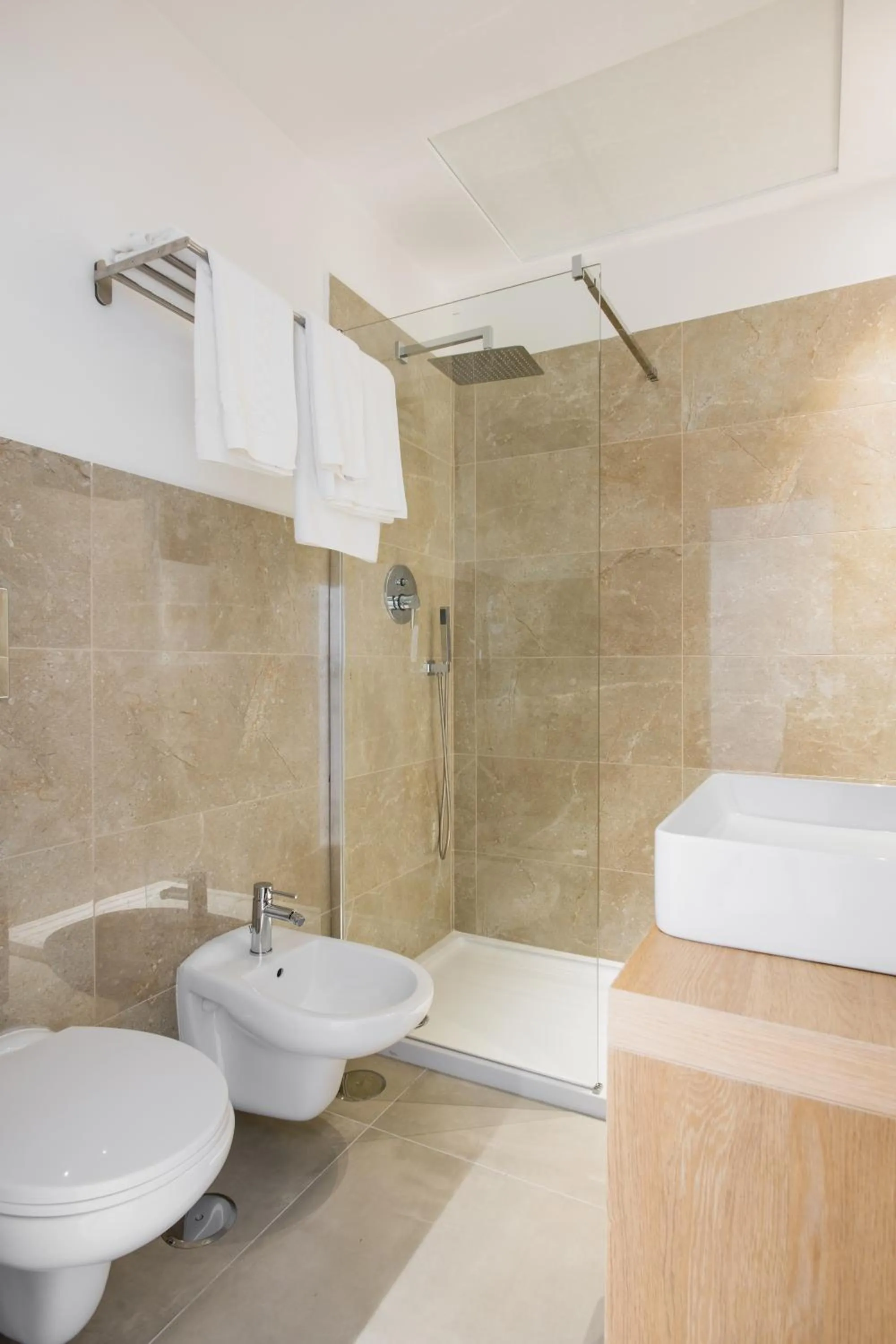 Shower in Lux Caracciolo