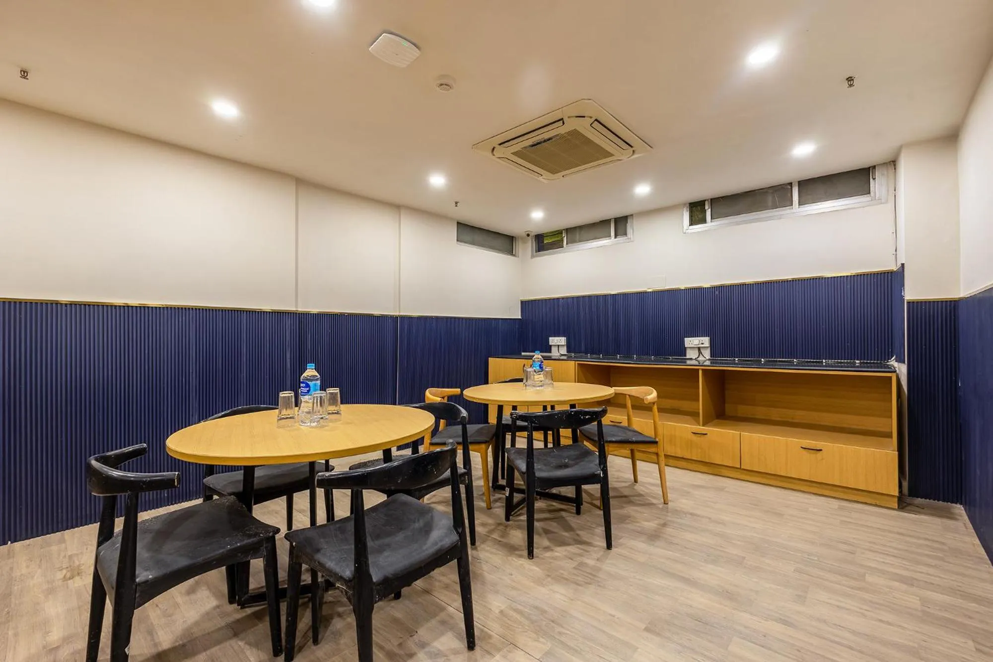 Restaurant/places to eat in FabHotel Vat