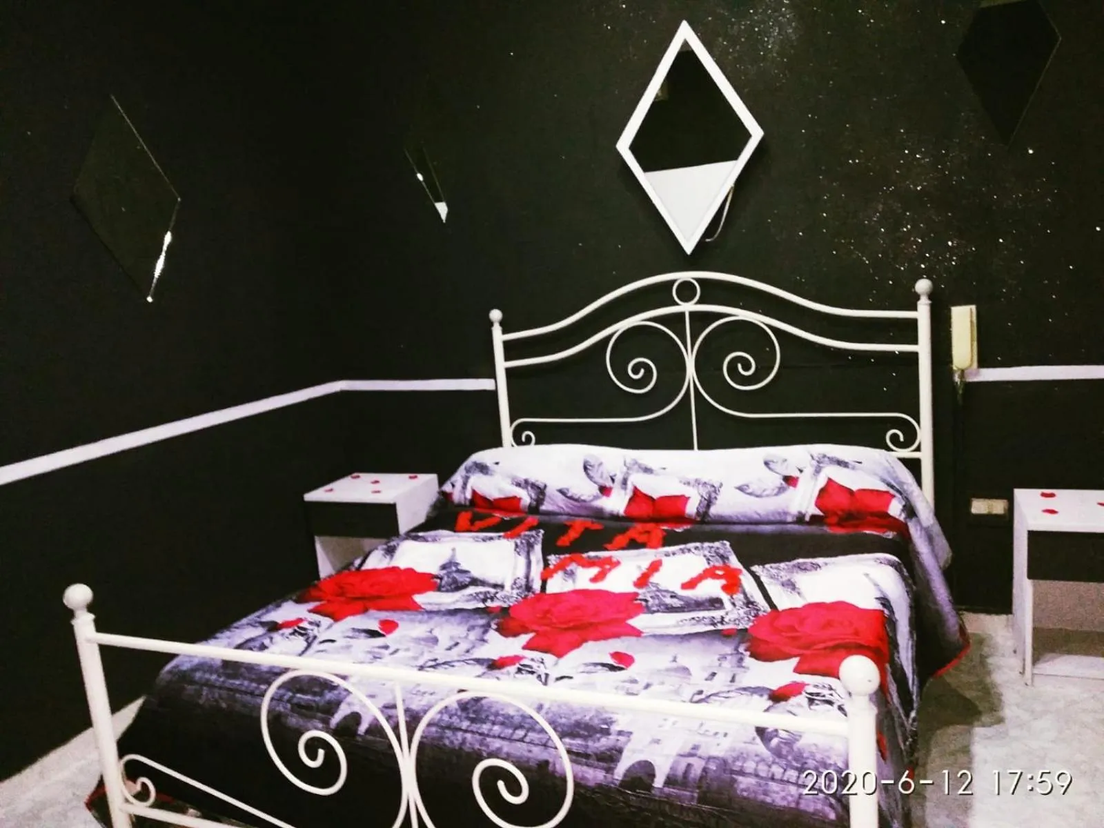 Bed in Hotel Napoleon-Cuore