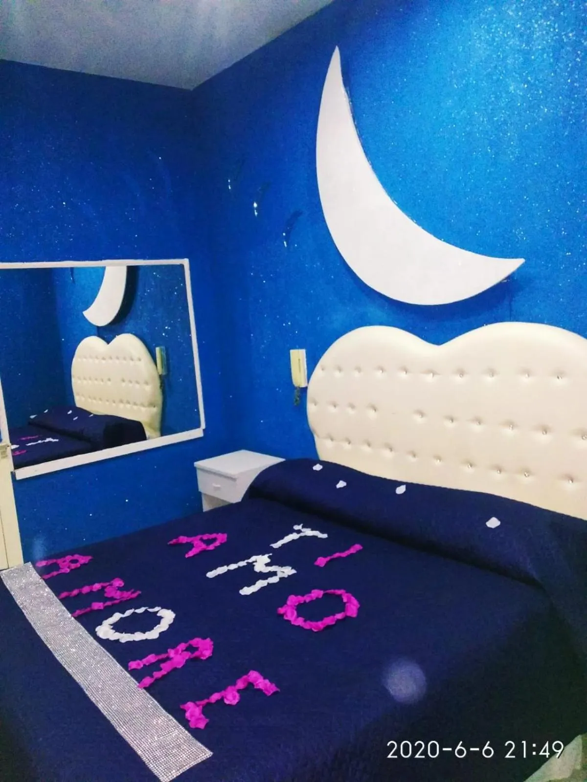 Bed in Hotel Napoleon-Cuore