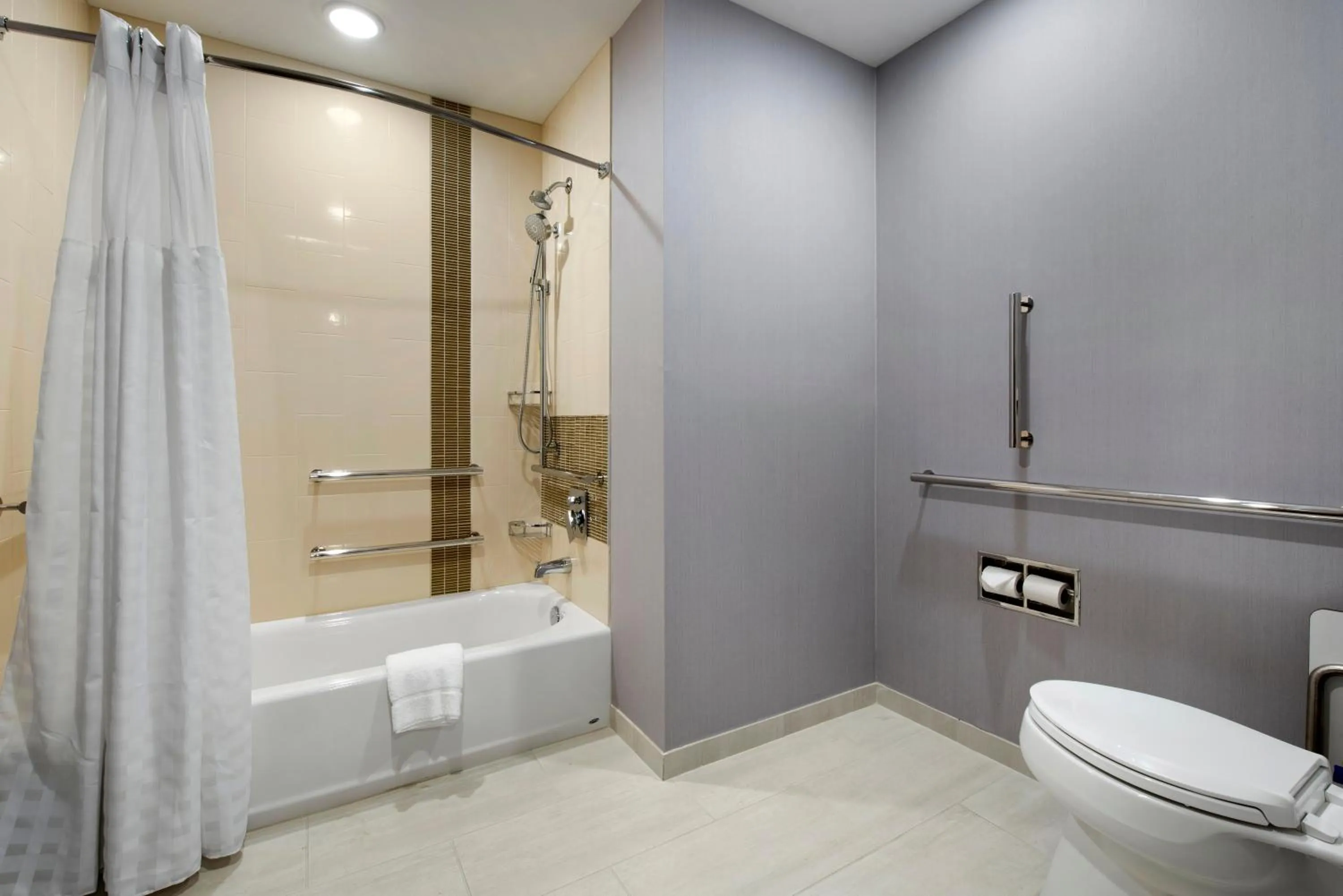 Bath in Hyatt Place Indianapolis Carmel