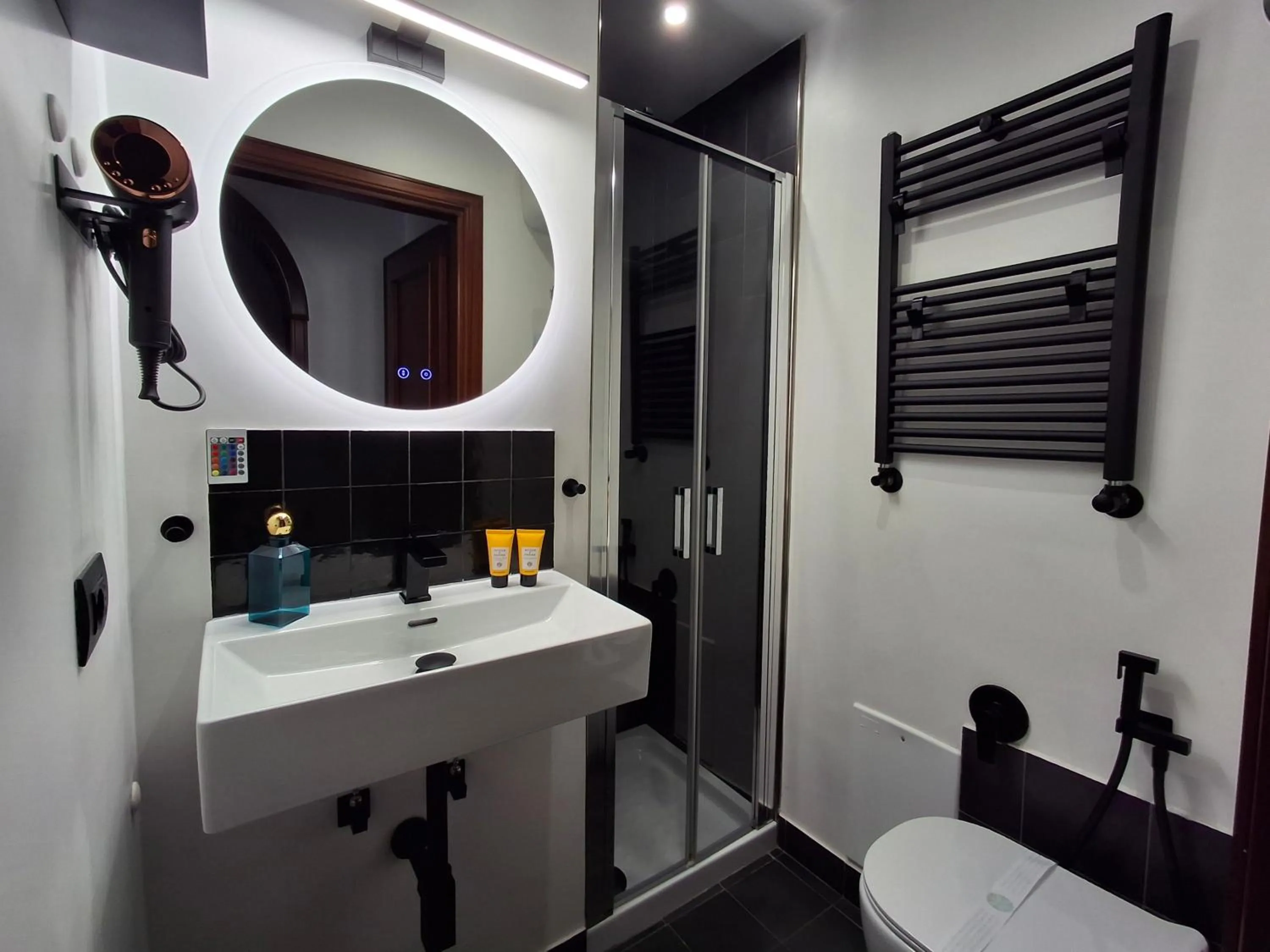 Shower in NapoliCentro Mare - Sea View Rooms & Suites