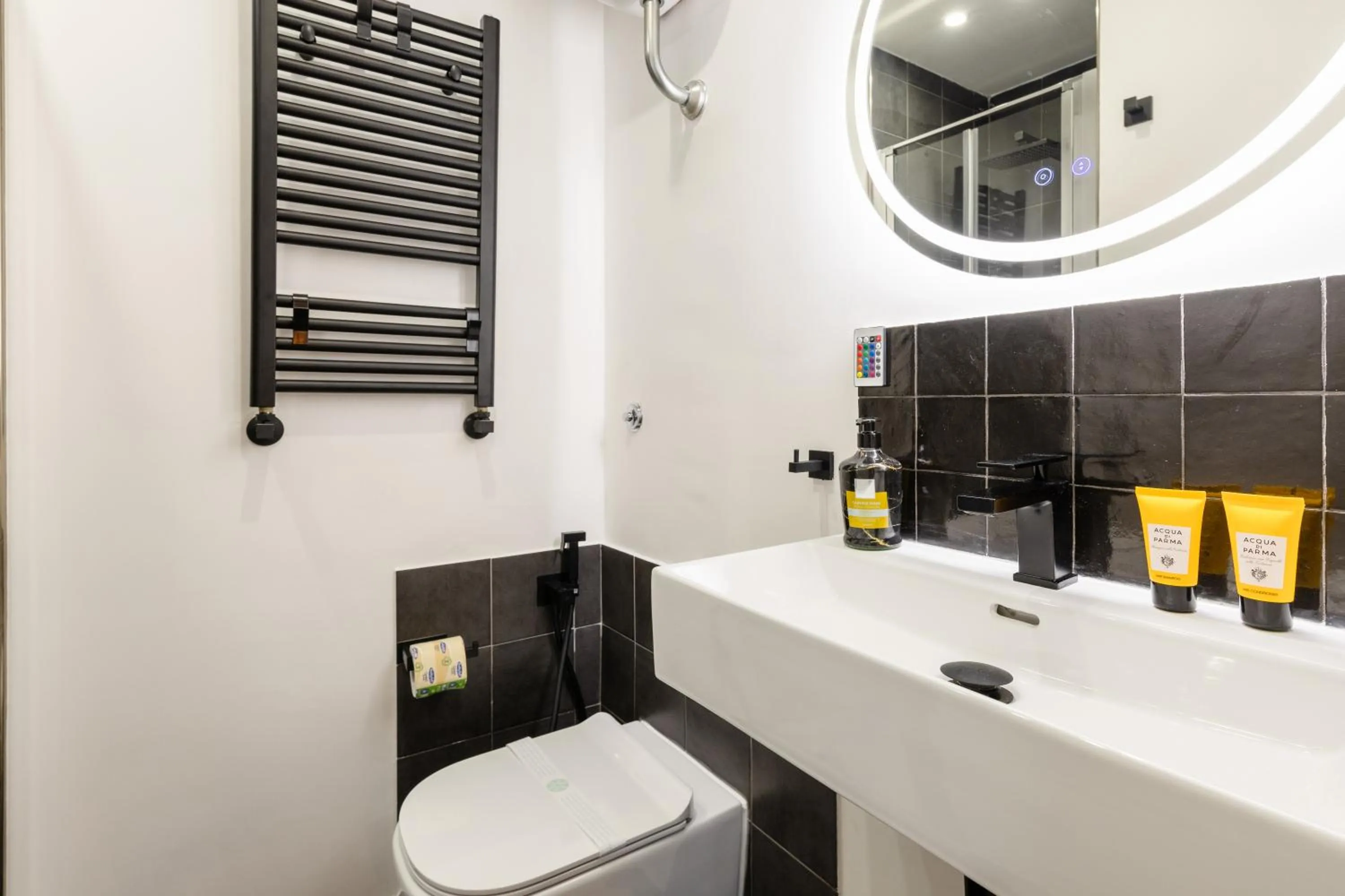 Toilet in NapoliCentro Mare - Sea View Rooms & Suites