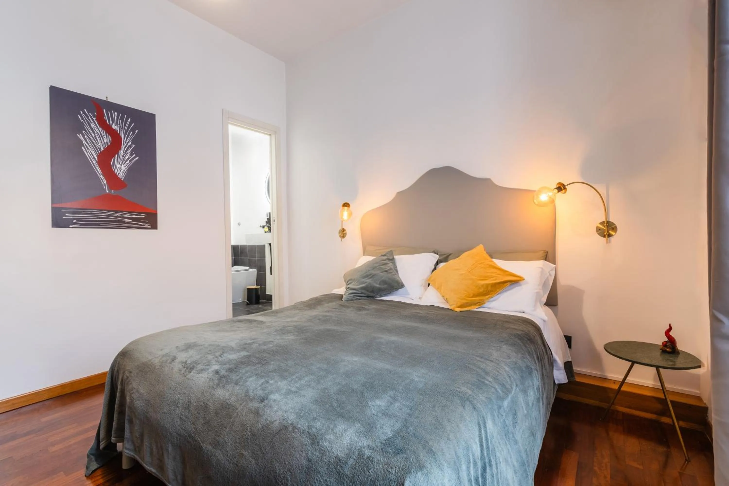 Toilet, Bed in NapoliCentro Mare - Sea View Rooms & Suites