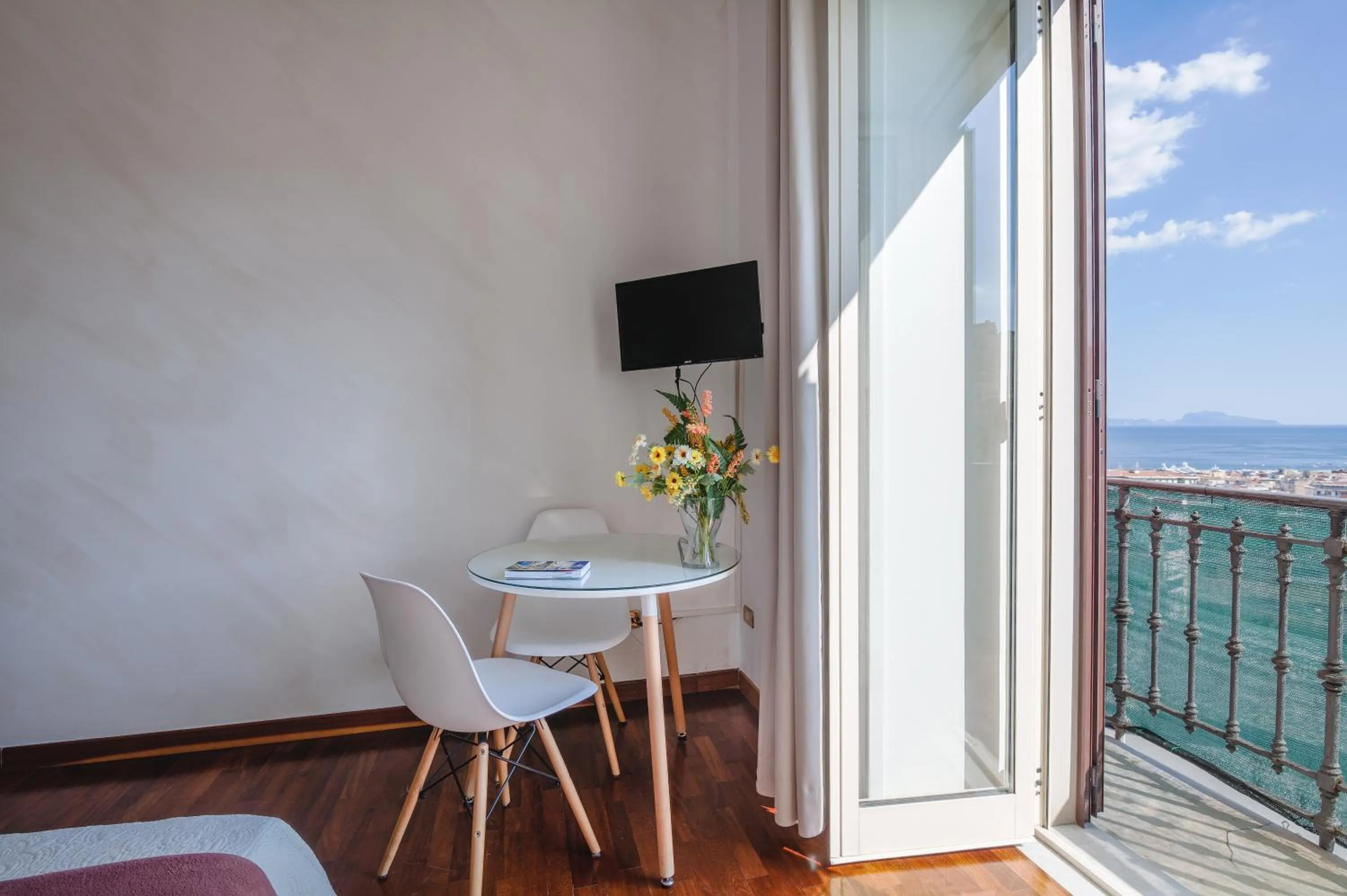 TV and multimedia in NapoliCentro Mare - Sea View Rooms & Suites